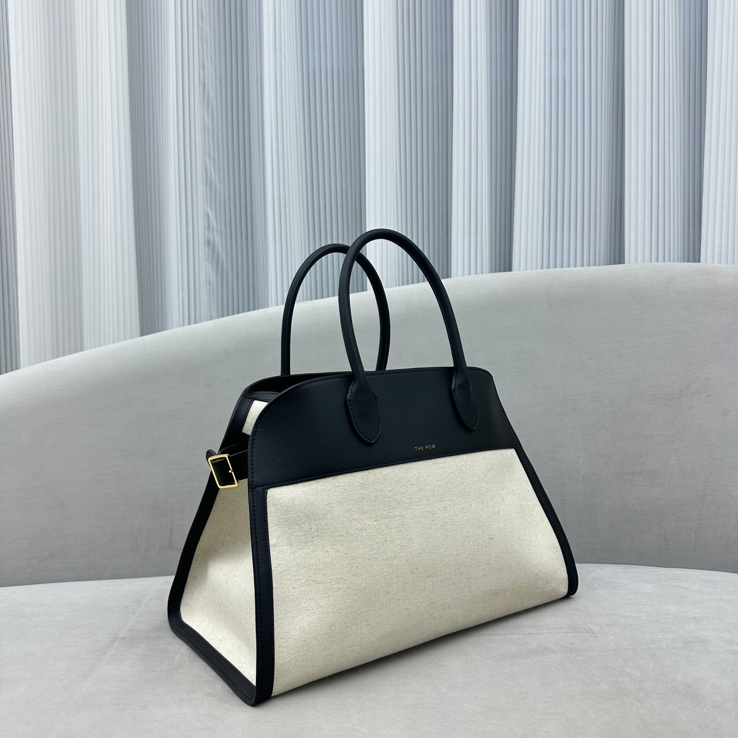 中号帆布皮拼接Margaux15系列帆布皮拼接品牌在极简设计上的功力线条干净尽管没有什么logo印花的加