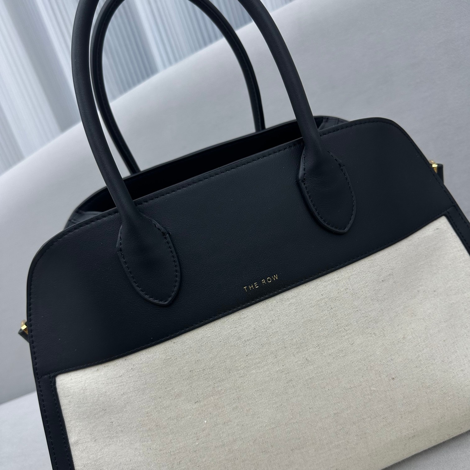 中号帆布皮拼接Margaux15系列帆布皮拼接品牌在极简设计上的功力线条干净尽管没有什么logo印花的加