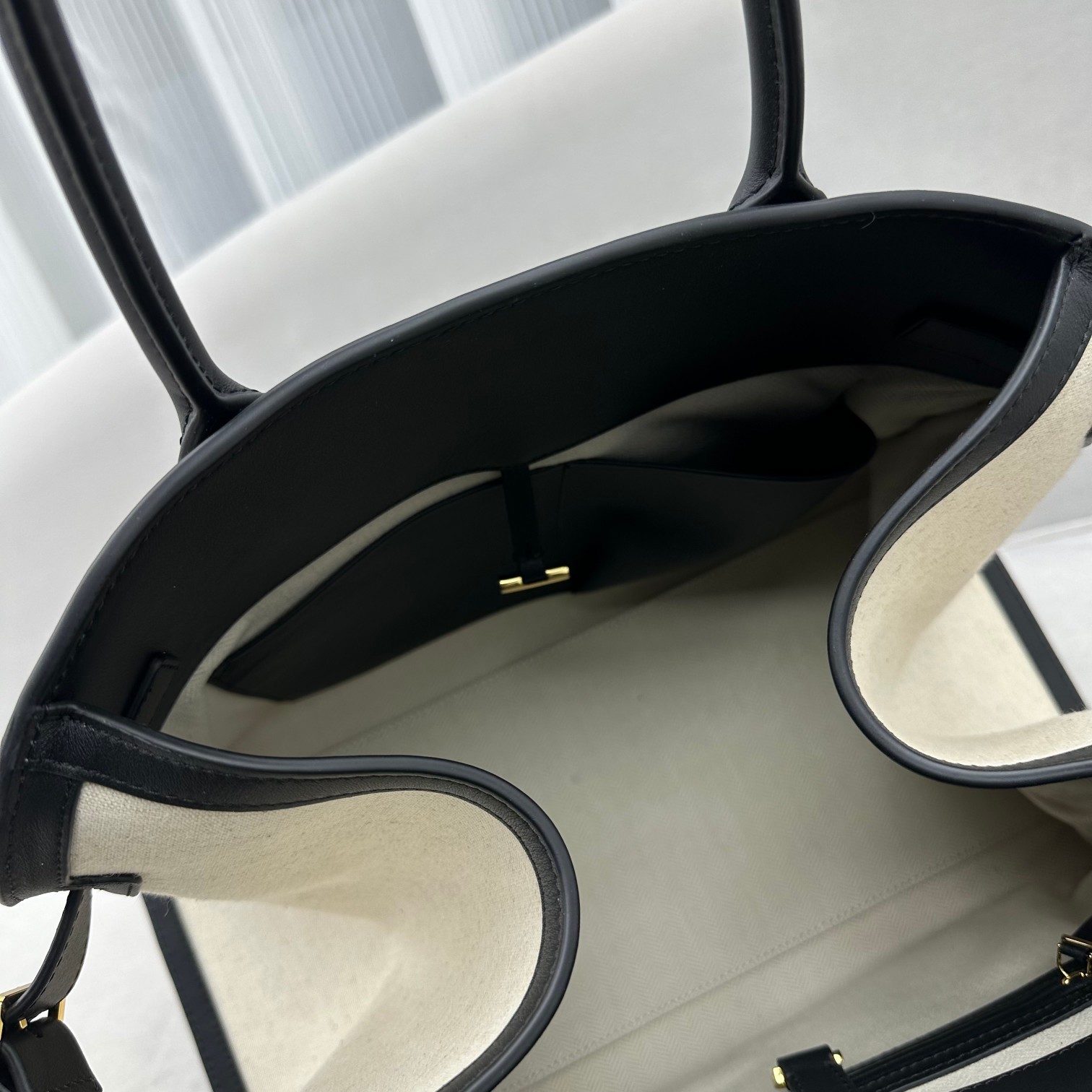 中号帆布皮拼接Margaux15系列帆布皮拼接品牌在极简设计上的功力线条干净尽管没有什么logo印花的加