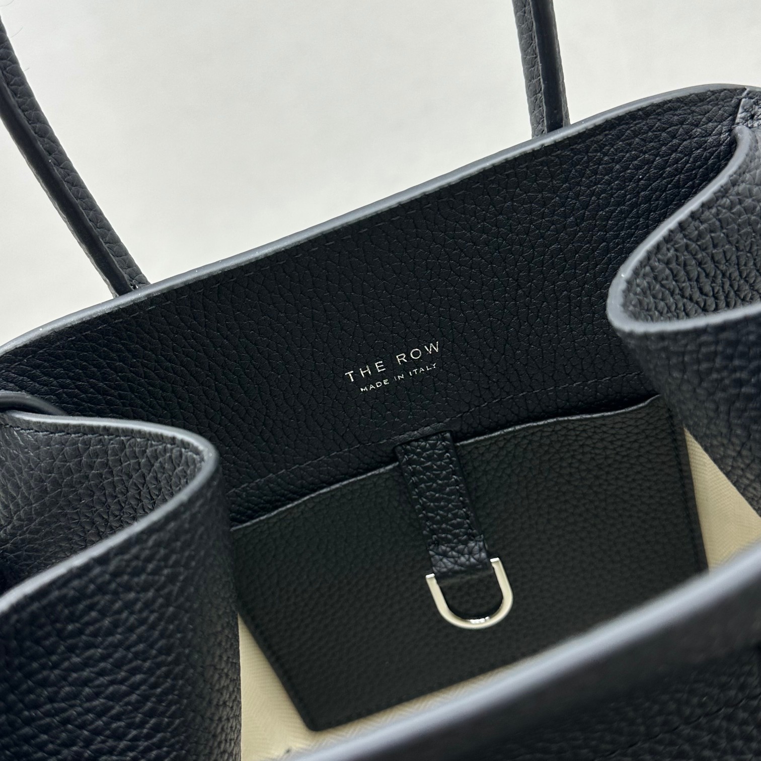 小号荔枝黑银Margaux10系列品牌在极简设计上的功力线条干净尽管没有什么logo印花的加持但整体高级