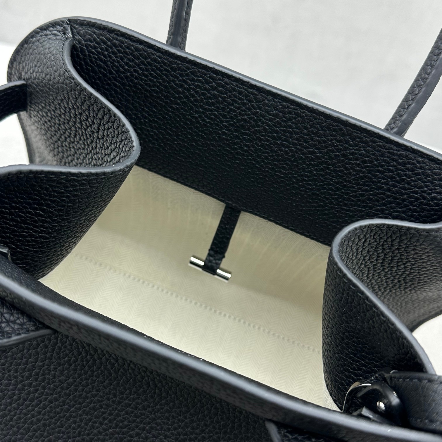 小号荔枝黑银Margaux10系列品牌在极简设计上的功力线条干净尽管没有什么logo印花的加持但整体高级