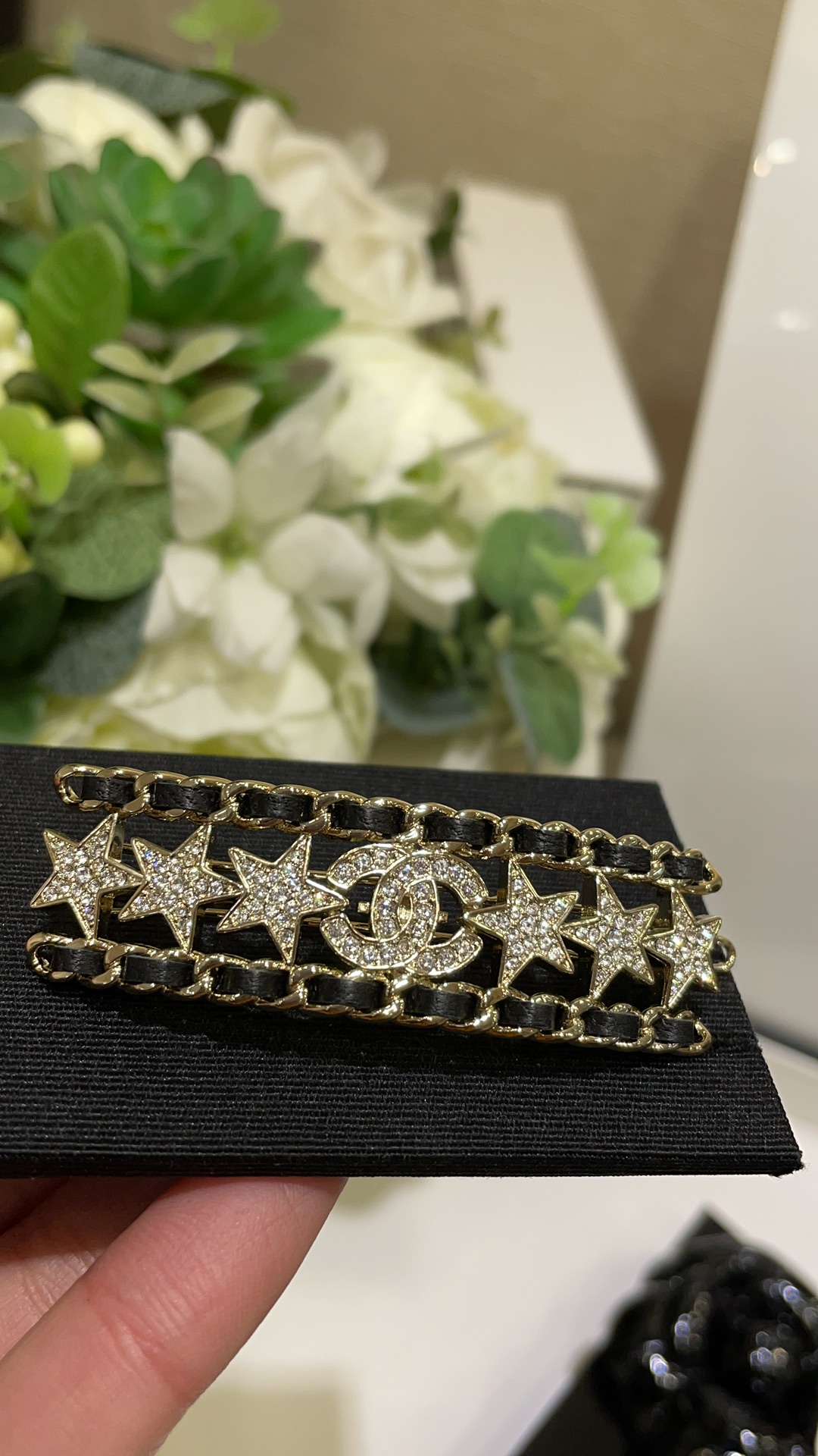 NO:635255,88180 Arrive today 23C new style leather chain hairpin with diamonds and double C stars. The leather chain element is cool and rustic. It is elegant, fashionable and age-reducing with small diamond stars. It is too expensive. The hairpin is versatile and practical all year round. Purchased from yb customized Swarovski lambskin hairpin with picture box, sheepskin, hairpins, Cartier high-end jewelry1986090988180 今日到货 23C新款皮穿链条满钻双C星星发夹 皮穿链条元素又酷又飒 搭配满钻小星星优雅时髦又减龄 太贵气啦 发夹一年四季百搭实用 购入yb定制 施华洛钻小羊皮 发夹带图片包装盒,,sheepskin,hairpins,卡迪亚高端饰品,Jewelry