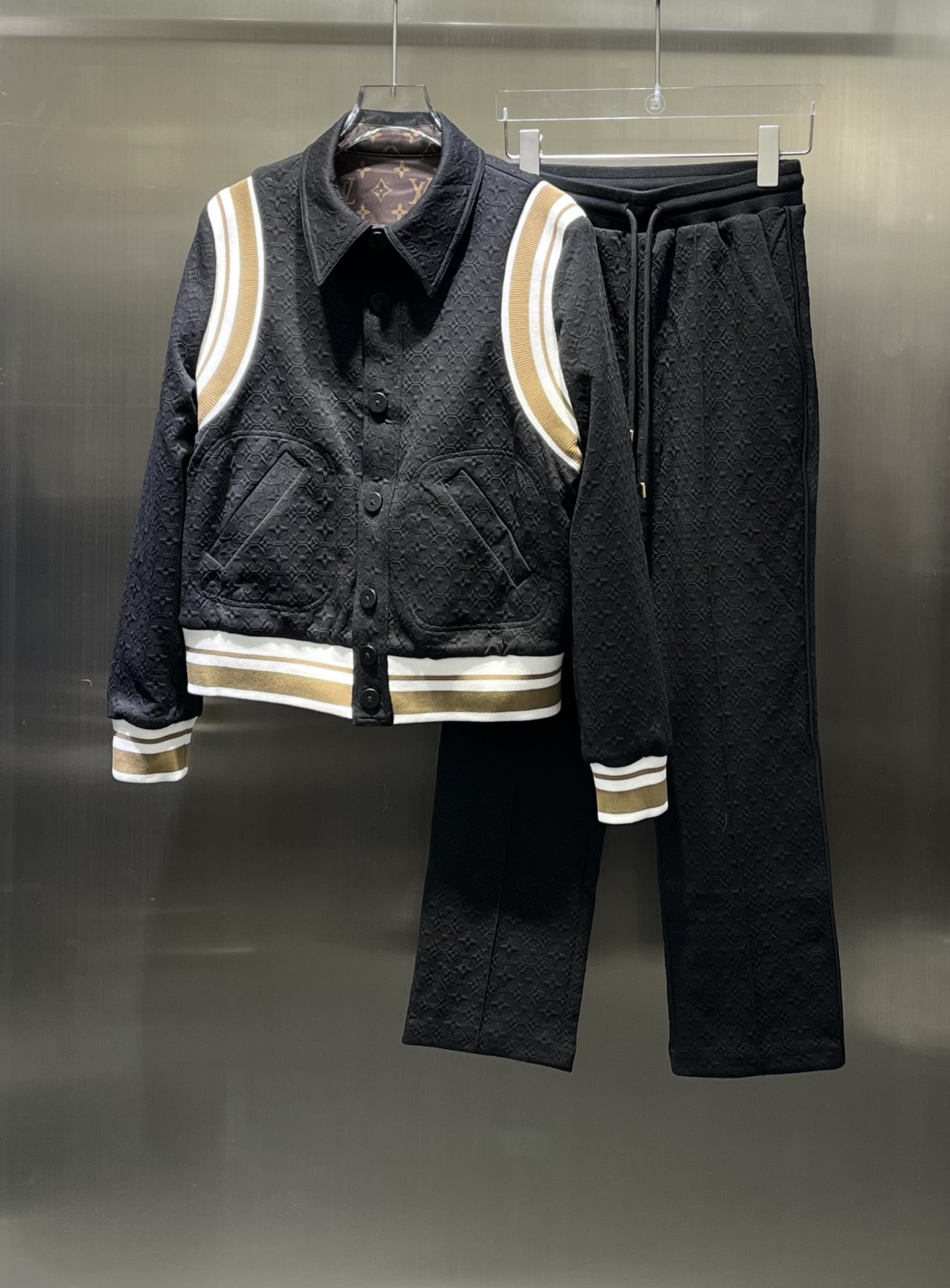 NO:696874,Handsome and trendy L's 22 autumn and winter new style Double-sided jacquard suit heavy industry series Highly recommended High-end custom-made multiple yarn blended tweed fabrics Jacket version Spliced dynamic webbing rib The upper body is handsome, versatile and slimming Classic old flower jacquard relief design full of high-end feel Double-sided wearable Exclusive design on the back Customized molded hardware accessories Lazy and casual, hiding body and slimming sense of details online SML 2,,louis  vuitton,jackets & coats,19860909帅气拉风L家22秋冬新款 双面提花套装重工系列 重磅推荐 高级定制多种纱线混纺粗呢面料 夹克版型 拼接动感织带罗纹 上身帅气百搭又显瘦 经典老花提花浮雕设计 高级感满满 双面可穿 后背独家设计 定制开模五金配件 慵懒随意又藏肉显瘦 细节感在线 SML 2,,louis vuitton,jackets & coats,,Women's clothing