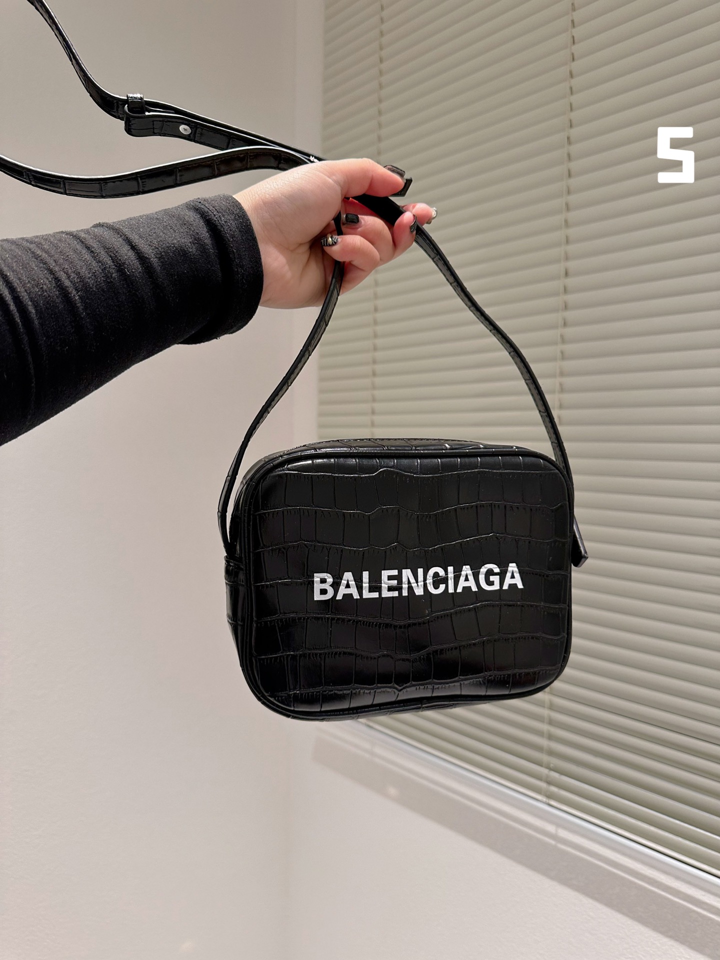 Impeccable
 Balenciaga Sacs Caméra Sacs À Bandoulière & À Épaule Motif Litchi Cuir de veau vache