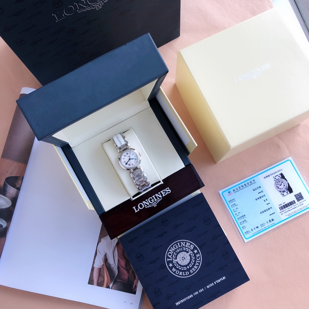 NO:145284,Speedy push!  The platform's hot product. The entire circle of 44 VVS-level real diamonds are inlaid with dials with burnt blue Roman scales!  Longines Heart Moon L81100716. The most powerful guy since entering the industry!  Don’t guarantee the card and can pay for the counter to repair it!  The classic and undefeated Longines Heart Moon series embodies the oldest manufacturing aesthetics of the Longines brand, which is famous for its flying wing hourglass logo. The round and bright moon is fascinating. The 26.5mm dial is paired with rose gold Arabic numerals to easily identify time. The blue quenched hand design adds a lot of color to this watch. The original Swiss L250 quartz movement is accurate in walking, durable in use, anti-wear sapphire mirror, a three-fold safety buckle and a press-type opening device. The original large accessories stand out the essence of the watch, one card in one watch!  , longines19860909批速推！平台爆款.整圈44颗vvs级别真钻镶嵌,表盘搭配烧蓝罗马刻度！浪琴心月 L81100716.入行以来最牛硬货！不要保卡可专柜付费维修！经典不败的浪琴心月系列,体现了以飞翼沙漏标志而闻名于世的浪琴品牌最古老的制造美学,圆润皎洁的明月令人心驰神往,26.5毫米的表盘搭配玫瑰金色的阿拉伯数字,轻易就可识别时间,蓝色淬火指针的设计为这款腕表增色不少,原装瑞士L250石英机芯,走时精准,用时耐久,抗磨损蓝宝石镜面,三折式安全表扣和按压式开启装置,原厂大配件立显腕表精髓,一表一卡！,,longines,Watch