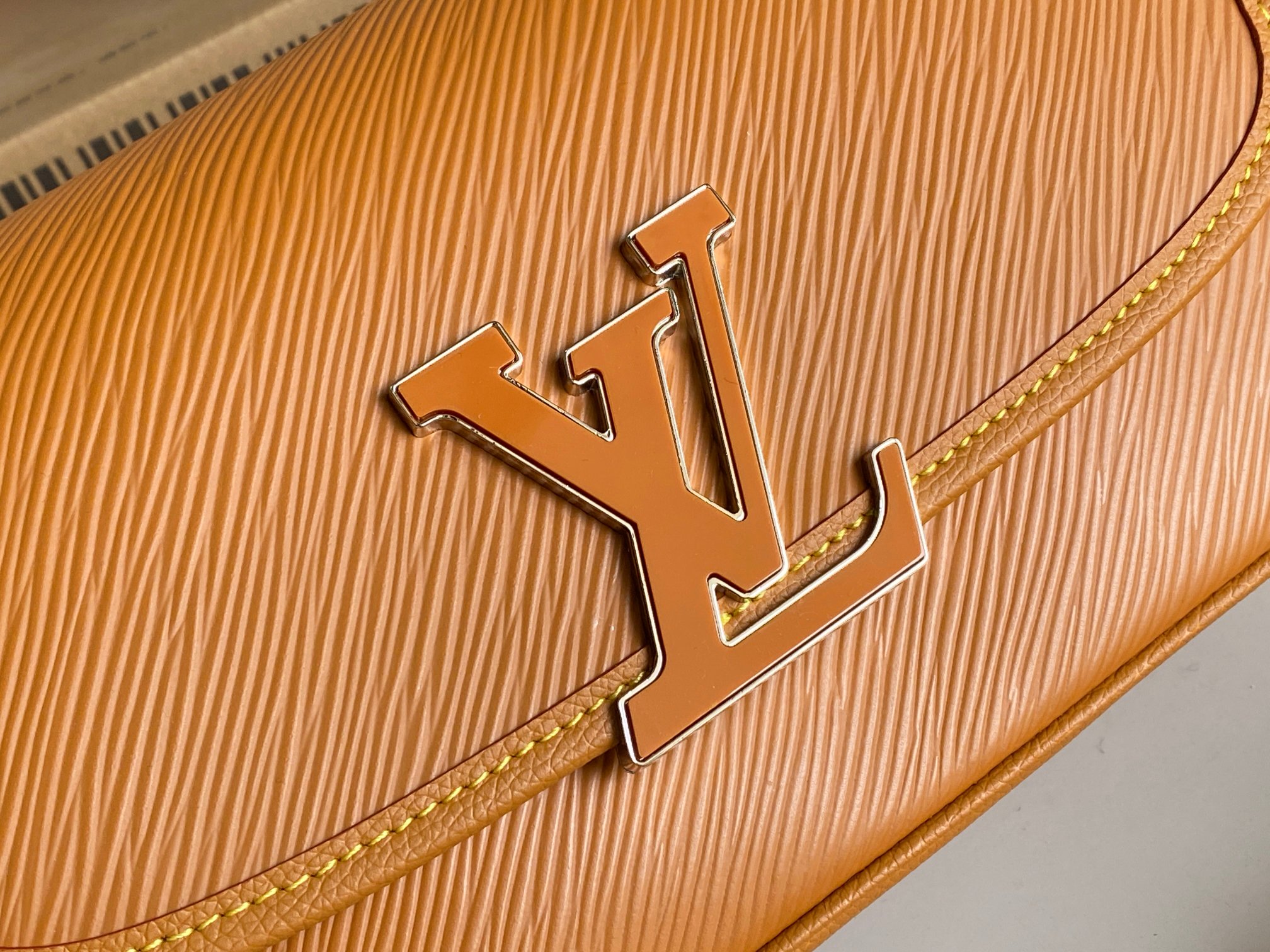 NO:201106,Buci handbags are made of iconic Ei leather, M59459 yellow water rippling baguette more details..., LV [top original list], louis vuitton19860909Buci 手袋取材标志性 Ei 皮革,M59459黄色水波纹法棍更多细节……,LV【顶级原单】,louis vuitton,Bag