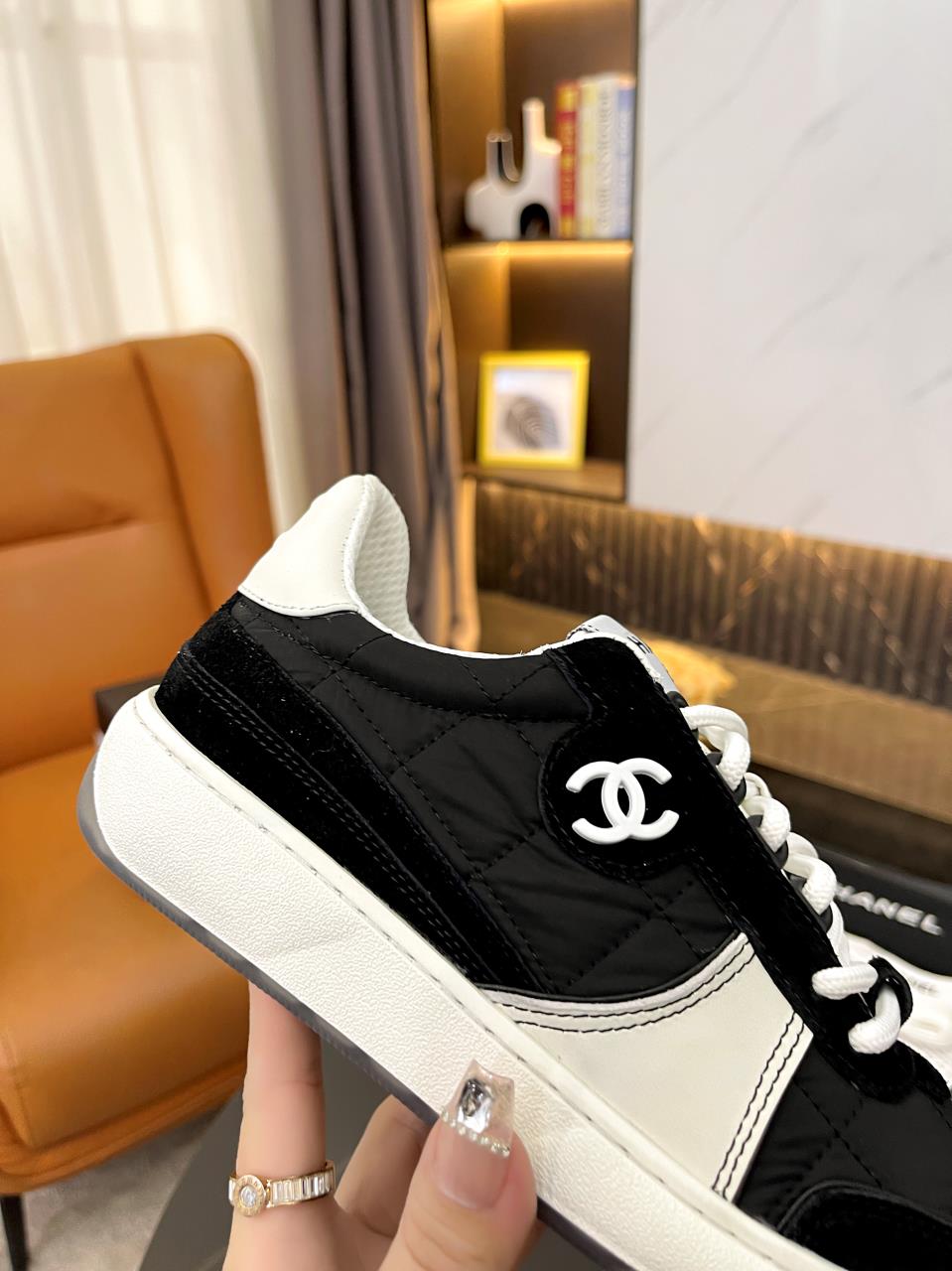 NO:129806,Chanel 23c new arrival~ Xiaoxiang new sports shoes. A super good-looking classic white shoes style, the new color scheme is so beautiful!  The full-drill layout uses Swarovski rhinestones, and there are several types of drills of different specifications and sizes on the drill surface!  The black and white panda color scheme is very good; the mermaid fantasy color scheme is also very special!  It is said that the color scheme is decisive and the feet feel very comfortable!  oh!  Delivery counter exquisite packaging!  Fabric: Original custom cowhide   technology special fabric inner lining: Original imported breathable net, large bottom TPU big bottom, original cover size35-40 (40, 41 size custom made without return or exchange) men's model can be made, chanel, sneakers, cowhide19860909chanel 23c new arrival～ 小香新款运动鞋 超好看的经典小白鞋款式,新配色都太好看了吧！ 全钻版面,采用施华洛水钻,钻面有几种规格大小不一的钻！ 黑白熊猫配色很好看呀；还有人鱼♀幻彩配色也很特别！ 都说决绝子配色,脚感超舒适！哦！ 配送专柜精美包装！ 面料: 原版定制牛皮 科技特殊布面 内里: 原版进口透气网里 大底TPU大底,原版套楦 size35-40（40、41码定做不退换）男款可以做,,chanel,sneakers,cowhide,Women's Shoes