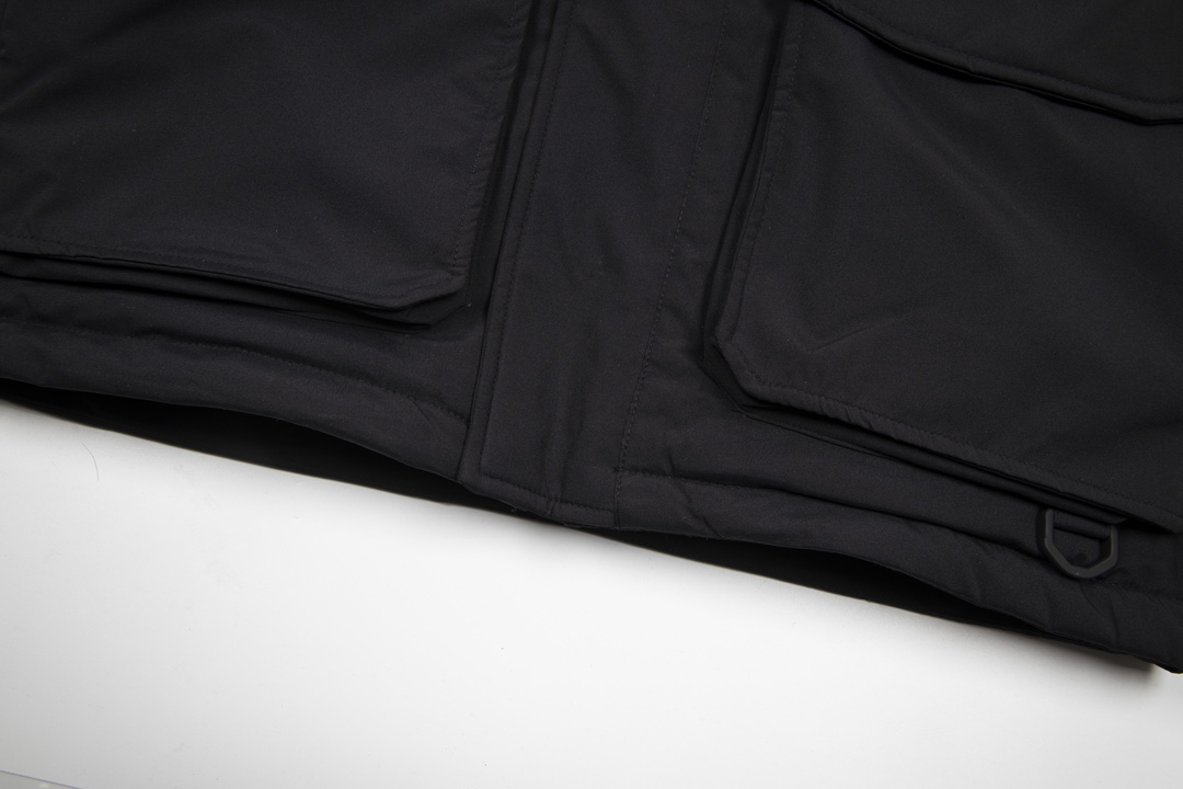 图片[4]-＃暖冬福利 MLB洋基队23冬季新品情侣款大口袋工装毛领羽绒服® ▪️尺码：XS-3XL ▪️颜色：藏青 军绿 黑色 填充物国标90白鸭绒，貉子毛真毛毛领，超级保暖。韩国一众明星拿来当团服的，必定是最好的!这款羽绒服运用了双层防绒内胆设计，防风性能超强，冬天穿会非常保暖!白鸭绒填充，蓬松度高，零下二十几度穿着也没问题~立领连帽设计走在户外把领子拉到最高，双手插进口袋非常暖和了~ 多功能机能风，多口袋工装系列经典款。防风袖口设计，领口带防绒拼接绒布，上身保护脖子不冰凉，穿上去超级暖和！国标90白鸭绒含绒量，平均280克 左右充绒量，蓬松度手感极佳，非常厚实。拉链原版定制拉logo链头，胸前经典刺绣小logo。商标➕吊牌➕水洗辅料 均按ZP一模一样。 尺码 XS-3XL 身高150-160 体重40-50 穿XS 身高155-165 体重45-55 穿S 身高160-170 体重50-60 穿M 身高165-175 体重60-70 穿L 身高170-175 体重70-80 穿XL 身高175-180 体重80-90穿2XL-选品中心