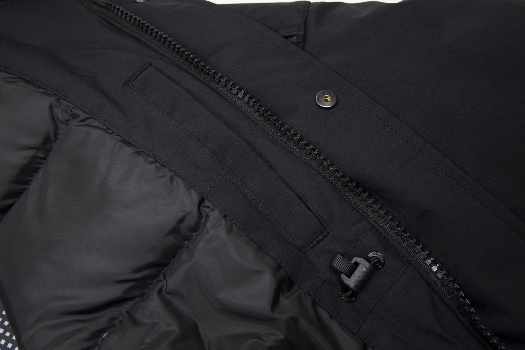 图片[6]-＃暖冬福利 MLB洋基队23冬季新品情侣款大口袋工装毛领羽绒服® ▪️尺码：XS-3XL ▪️颜色：藏青 军绿 黑色 填充物国标90白鸭绒，貉子毛真毛毛领，超级保暖。韩国一众明星拿来当团服的，必定是最好的!这款羽绒服运用了双层防绒内胆设计，防风性能超强，冬天穿会非常保暖!白鸭绒填充，蓬松度高，零下二十几度穿着也没问题~立领连帽设计走在户外把领子拉到最高，双手插进口袋非常暖和了~ 多功能机能风，多口袋工装系列经典款。防风袖口设计，领口带防绒拼接绒布，上身保护脖子不冰凉，穿上去超级暖和！国标90白鸭绒含绒量，平均280克 左右充绒量，蓬松度手感极佳，非常厚实。拉链原版定制拉logo链头，胸前经典刺绣小logo。商标➕吊牌➕水洗辅料 均按ZP一模一样。 尺码 XS-3XL 身高150-160 体重40-50 穿XS 身高155-165 体重45-55 穿S 身高160-170 体重50-60 穿M 身高165-175 体重60-70 穿L 身高170-175 体重70-80 穿XL 身高175-180 体重80-90穿2XL-选品中心