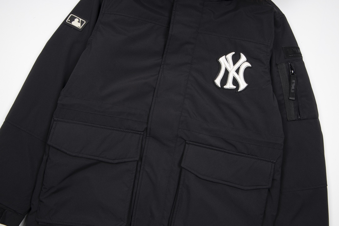 图片[3]-＃暖冬福利 MLB洋基队23冬季新品情侣款大口袋工装毛领羽绒服® ▪️尺码：XS-3XL ▪️颜色：藏青 军绿 黑色 填充物国标90白鸭绒，貉子毛真毛毛领，超级保暖。韩国一众明星拿来当团服的，必定是最好的!这款羽绒服运用了双层防绒内胆设计，防风性能超强，冬天穿会非常保暖!白鸭绒填充，蓬松度高，零下二十几度穿着也没问题~立领连帽设计走在户外把领子拉到最高，双手插进口袋非常暖和了~ 多功能机能风，多口袋工装系列经典款。防风袖口设计，领口带防绒拼接绒布，上身保护脖子不冰凉，穿上去超级暖和！国标90白鸭绒含绒量，平均280克 左右充绒量，蓬松度手感极佳，非常厚实。拉链原版定制拉logo链头，胸前经典刺绣小logo。商标➕吊牌➕水洗辅料 均按ZP一模一样。 尺码 XS-3XL 身高150-160 体重40-50 穿XS 身高155-165 体重45-55 穿S 身高160-170 体重50-60 穿M 身高165-175 体重60-70 穿L 身高170-175 体重70-80 穿XL 身高175-180 体重80-90穿2XL-选品中心