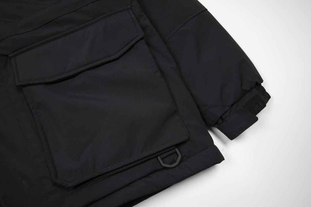 图片[7]-＃暖冬福利 MLB洋基队23冬季新品情侣款大口袋工装毛领羽绒服® ▪️尺码：XS-3XL ▪️颜色：藏青 军绿 黑色 填充物国标90白鸭绒，貉子毛真毛毛领，超级保暖。韩国一众明星拿来当团服的，必定是最好的!这款羽绒服运用了双层防绒内胆设计，防风性能超强，冬天穿会非常保暖!白鸭绒填充，蓬松度高，零下二十几度穿着也没问题~立领连帽设计走在户外把领子拉到最高，双手插进口袋非常暖和了~ 多功能机能风，多口袋工装系列经典款。防风袖口设计，领口带防绒拼接绒布，上身保护脖子不冰凉，穿上去超级暖和！国标90白鸭绒含绒量，平均280克 左右充绒量，蓬松度手感极佳，非常厚实。拉链原版定制拉logo链头，胸前经典刺绣小logo。商标➕吊牌➕水洗辅料 均按ZP一模一样。 尺码 XS-3XL 身高150-160 体重40-50 穿XS 身高155-165 体重45-55 穿S 身高160-170 体重50-60 穿M 身高165-175 体重60-70 穿L 身高170-175 体重70-80 穿XL 身高175-180 体重80-90穿2XL-选品中心