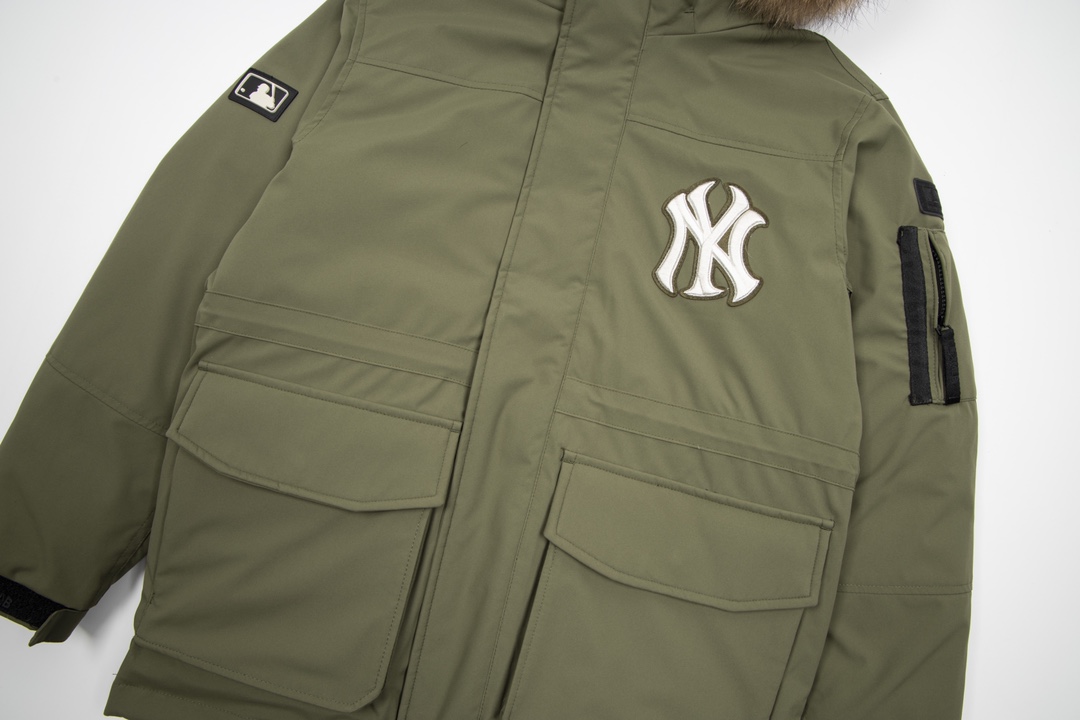 图片[3]-＃暖冬福利 MLB洋基队23冬季新品情侣款大口袋工装毛领羽绒服® ▪️尺码：XS-3XL ▪️颜色：藏青 军绿 黑色 填充物国标90白鸭绒，貉子毛真毛毛领，超级保暖。韩国一众明星拿来当团服的，必定是最好的!这款羽绒服运用了双层防绒内胆设计，防风性能超强，冬天穿会非常保暖!白鸭绒填充，蓬松度高，零下二十几度穿着也没问题~立领连帽设计走在户外把领子拉到最高，双手插进口袋非常暖和了~ 多功能机能风，多口袋工装系列经典款。防风袖口设计，领口带防绒拼接绒布，上身保护脖子不冰凉，穿上去超级暖和！国标90白鸭绒含绒量，平均280克 左右充绒量，蓬松度手感极佳，非常厚实。拉链原版定制拉logo链头，胸前经典刺绣小logo。商标➕吊牌➕水洗辅料 均按ZP一模一样。 尺码 XS-3XL 身高150-160 体重40-50 穿XS 身高155-165 体重45-55 穿S 身高160-170 体重50-60 穿M 身高165-175 体重60-70 穿L 身高170-175 体重70-80 穿XL 身高175-180 体重80-90穿2XL-选品中心