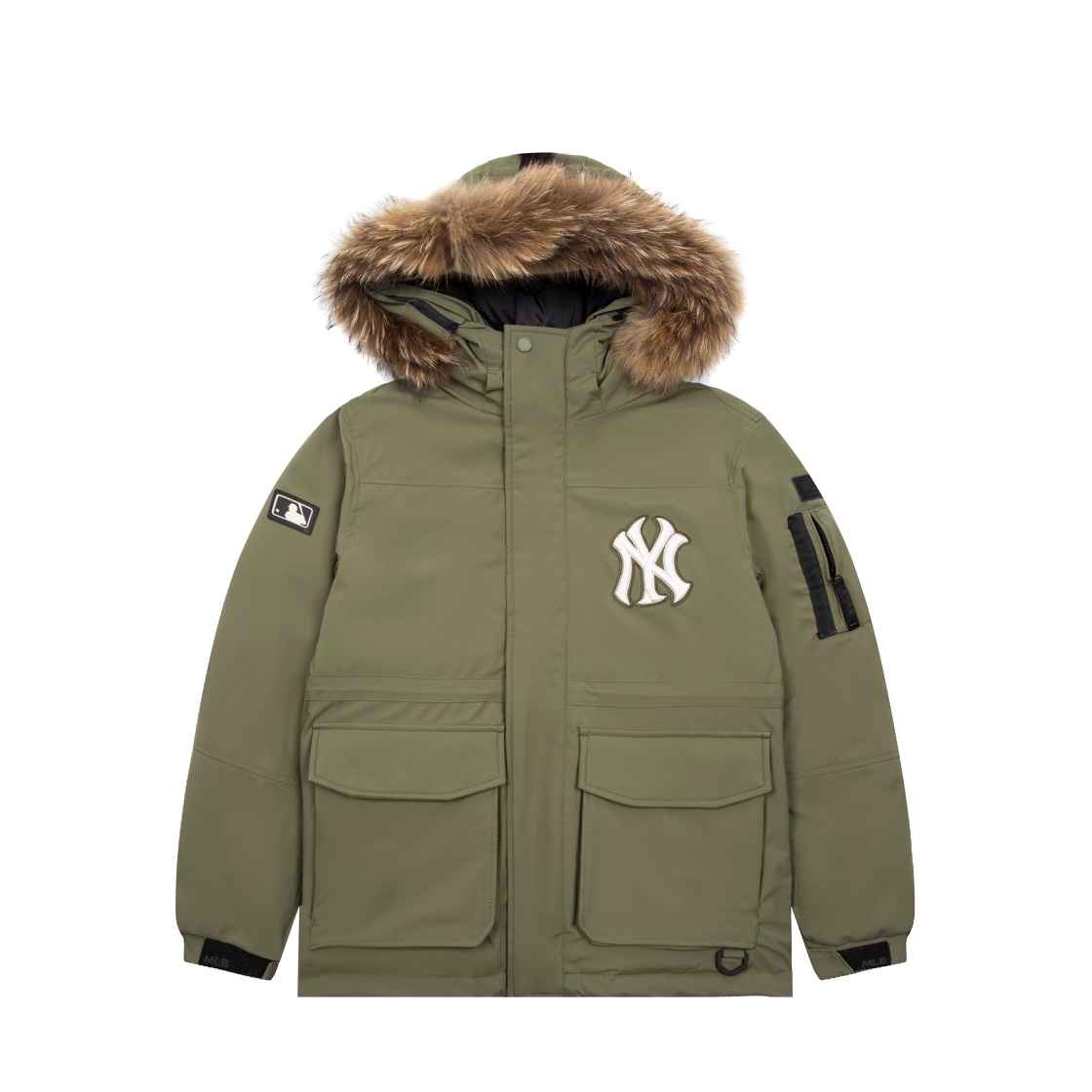 ＃暖冬福利 MLB洋基队23冬季新品情侣款大口袋工装毛领羽绒服® ▪️尺码：XS-3XL ▪️颜色：藏青 军绿 黑色 填充物国标90白鸭绒，貉子毛真毛毛领，超级保暖。韩国一众明星拿来当团服的，必定是最好的!这款羽绒服运用了双层防绒内胆设计，防风性能超强，冬天穿会非常保暖!白鸭绒填充，蓬松度高，零下二十几度穿着也没问题~立领连帽设计走在户外把领子拉到最高，双手插进口袋非常暖和了~ 多功能机能风，多口袋工装系列经典款。防风袖口设计，领口带防绒拼接绒布，上身保护脖子不冰凉，穿上去超级暖和！国标90白鸭绒含绒量，平均280克 左右充绒量，蓬松度手感极佳，非常厚实。拉链原版定制拉logo链头，胸前经典刺绣小logo。商标➕吊牌➕水洗辅料 均按ZP一模一样。 尺码 XS-3XL 身高150-160 体重40-50 穿XS 身高155-165 体重45-55 穿S 身高160-170 体重50-60 穿M 身高165-175 体重60-70 穿L 身高170-175 体重70-80 穿XL 身高175-180 体重80-90穿2XL-选品中心