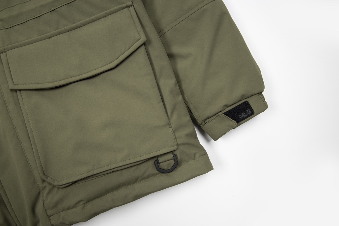 图片[5]-＃暖冬福利 MLB洋基队23冬季新品情侣款大口袋工装毛领羽绒服® ▪️尺码：XS-3XL ▪️颜色：藏青 军绿 黑色 填充物国标90白鸭绒，貉子毛真毛毛领，超级保暖。韩国一众明星拿来当团服的，必定是最好的!这款羽绒服运用了双层防绒内胆设计，防风性能超强，冬天穿会非常保暖!白鸭绒填充，蓬松度高，零下二十几度穿着也没问题~立领连帽设计走在户外把领子拉到最高，双手插进口袋非常暖和了~ 多功能机能风，多口袋工装系列经典款。防风袖口设计，领口带防绒拼接绒布，上身保护脖子不冰凉，穿上去超级暖和！国标90白鸭绒含绒量，平均280克 左右充绒量，蓬松度手感极佳，非常厚实。拉链原版定制拉logo链头，胸前经典刺绣小logo。商标➕吊牌➕水洗辅料 均按ZP一模一样。 尺码 XS-3XL 身高150-160 体重40-50 穿XS 身高155-165 体重45-55 穿S 身高160-170 体重50-60 穿M 身高165-175 体重60-70 穿L 身高170-175 体重70-80 穿XL 身高175-180 体重80-90穿2XL-选品中心