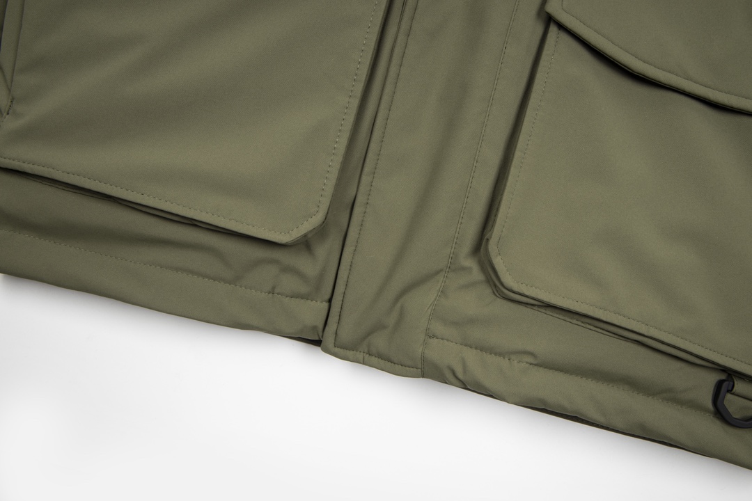 图片[7]-＃暖冬福利 MLB洋基队23冬季新品情侣款大口袋工装毛领羽绒服® ▪️尺码：XS-3XL ▪️颜色：藏青 军绿 黑色 填充物国标90白鸭绒，貉子毛真毛毛领，超级保暖。韩国一众明星拿来当团服的，必定是最好的!这款羽绒服运用了双层防绒内胆设计，防风性能超强，冬天穿会非常保暖!白鸭绒填充，蓬松度高，零下二十几度穿着也没问题~立领连帽设计走在户外把领子拉到最高，双手插进口袋非常暖和了~ 多功能机能风，多口袋工装系列经典款。防风袖口设计，领口带防绒拼接绒布，上身保护脖子不冰凉，穿上去超级暖和！国标90白鸭绒含绒量，平均280克 左右充绒量，蓬松度手感极佳，非常厚实。拉链原版定制拉logo链头，胸前经典刺绣小logo。商标➕吊牌➕水洗辅料 均按ZP一模一样。 尺码 XS-3XL 身高150-160 体重40-50 穿XS 身高155-165 体重45-55 穿S 身高160-170 体重50-60 穿M 身高165-175 体重60-70 穿L 身高170-175 体重70-80 穿XL 身高175-180 体重80-90穿2XL-选品中心