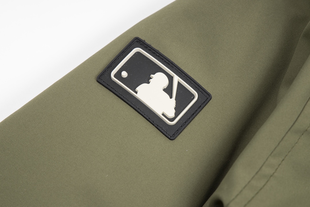 图片[8]-＃暖冬福利 MLB洋基队23冬季新品情侣款大口袋工装毛领羽绒服® ▪️尺码：XS-3XL ▪️颜色：藏青 军绿 黑色 填充物国标90白鸭绒，貉子毛真毛毛领，超级保暖。韩国一众明星拿来当团服的，必定是最好的!这款羽绒服运用了双层防绒内胆设计，防风性能超强，冬天穿会非常保暖!白鸭绒填充，蓬松度高，零下二十几度穿着也没问题~立领连帽设计走在户外把领子拉到最高，双手插进口袋非常暖和了~ 多功能机能风，多口袋工装系列经典款。防风袖口设计，领口带防绒拼接绒布，上身保护脖子不冰凉，穿上去超级暖和！国标90白鸭绒含绒量，平均280克 左右充绒量，蓬松度手感极佳，非常厚实。拉链原版定制拉logo链头，胸前经典刺绣小logo。商标➕吊牌➕水洗辅料 均按ZP一模一样。 尺码 XS-3XL 身高150-160 体重40-50 穿XS 身高155-165 体重45-55 穿S 身高160-170 体重50-60 穿M 身高165-175 体重60-70 穿L 身高170-175 体重70-80 穿XL 身高175-180 体重80-90穿2XL-选品中心