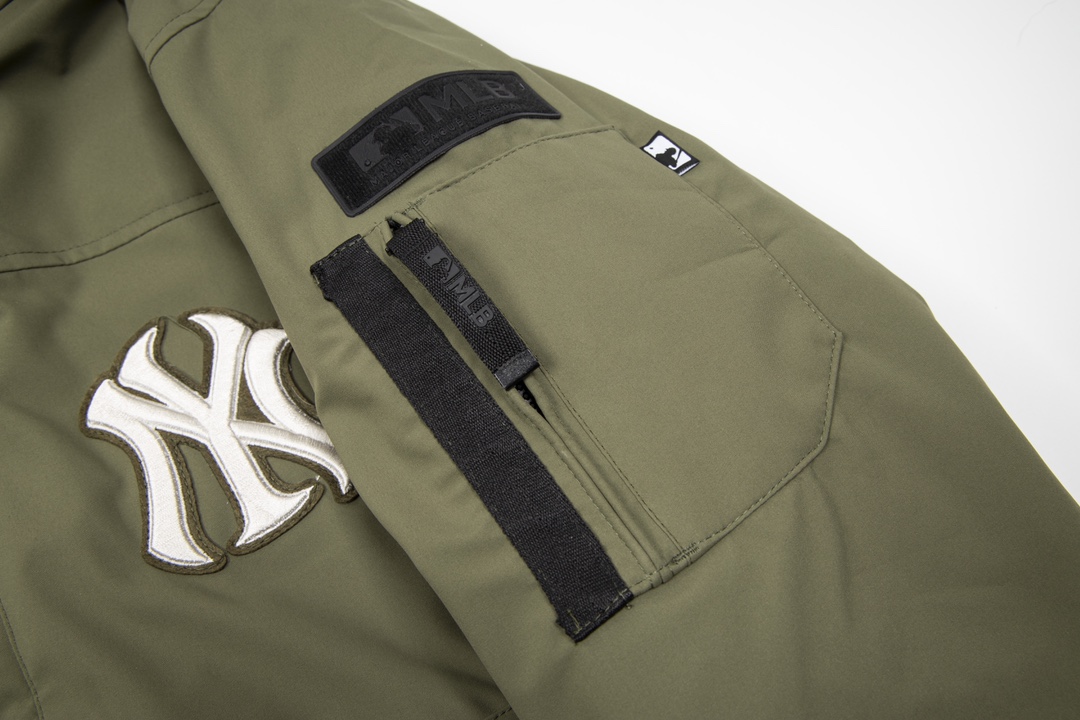 图片[6]-＃暖冬福利 MLB洋基队23冬季新品情侣款大口袋工装毛领羽绒服® ▪️尺码：XS-3XL ▪️颜色：藏青 军绿 黑色 填充物国标90白鸭绒，貉子毛真毛毛领，超级保暖。韩国一众明星拿来当团服的，必定是最好的!这款羽绒服运用了双层防绒内胆设计，防风性能超强，冬天穿会非常保暖!白鸭绒填充，蓬松度高，零下二十几度穿着也没问题~立领连帽设计走在户外把领子拉到最高，双手插进口袋非常暖和了~ 多功能机能风，多口袋工装系列经典款。防风袖口设计，领口带防绒拼接绒布，上身保护脖子不冰凉，穿上去超级暖和！国标90白鸭绒含绒量，平均280克 左右充绒量，蓬松度手感极佳，非常厚实。拉链原版定制拉logo链头，胸前经典刺绣小logo。商标➕吊牌➕水洗辅料 均按ZP一模一样。 尺码 XS-3XL 身高150-160 体重40-50 穿XS 身高155-165 体重45-55 穿S 身高160-170 体重50-60 穿M 身高165-175 体重60-70 穿L 身高170-175 体重70-80 穿XL 身高175-180 体重80-90穿2XL-选品中心