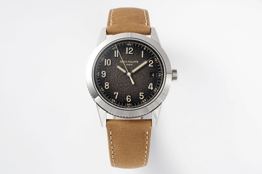 NO:641469,PPF exquisitely interprets Patek Philippe’s pursuit of excellence in all areas of the watchmaking industry. The new white gold model of the Patek Philippe Calatrava series Ref. 5226  With a diameter of 40 mm, it is famous for its simple and refined round case. Patek Philippe has redesigned it based on this, and engraved the Paris hobnail pattern on the side edge of the case, showing the elegant style of Patek Philippe. In addition, the designer also developed a special case structure that integrates the lugs with the case bottom cover, so that the Paris hobnail pattern fully covers the sides of the case.  The dial is decorated with grain, inspired by the aged texture of the antique camera body. This graininess is applied to the dial of the new 5226, adding watch details. The classic three-hand simple design, large-area luminous hands and hour markers, show a stronger sense of movement based on the classical and beautiful style.  Equipped with a 26-automatic winding movement, it is equipped with hour hand, minute hand, central second hand, and date display window device. This new timepiece is equipped with two interchangeable straps, one is beige suede calfskin, and the other is black calfskin, decorated with embossed texture patterns and beige stitching. PPF carries the classic beauty of Patek Philippe with the modern fashion and sportiness. We sincerely invite watch friends to appreciate it!  ,,patek philippe,cowhide19860909PPF精妙诠释了百达翡丽在制表业各领域追求卓越的精神 百达翡丽Calatrava系列全新白金款式Ref. 5226 直径40毫米,以其简约精炼的圆形表壳而闻名,百达翡丽在此基础上焕新设计,于表壳侧缘雕饰巴黎钉纹图案,展现百达翡丽典雅格调.此外,设计师还开发出一种特殊表壳结构,令表耳与表壳底盖融为一体,从而使巴黎钉纹全面覆盖表壳侧边. 表盘有颗粒装饰,灵感来源于古董相机的机身旧化的纹理.将这种颗粒感,做到了新款5226的表盘上,增加了手表细节.经典大三针简约设计,大面积夜光的指针和时标,在古典优美的风格基础上表现出更强的运动感. 搭载26-自动上弦机芯,配备时针、分针、中央秒针、日期显示窗装置.此新款时计配有两款可互换表带,一款为米色绒面小牛皮,另一款为黑色小牛皮,饰有压花纹理图案和米色缝线. PPF承载百达翡丽古典美与现代时尚运动感与一身,诚邀表友鉴赏！,,patek philippe,cowhide,Watch