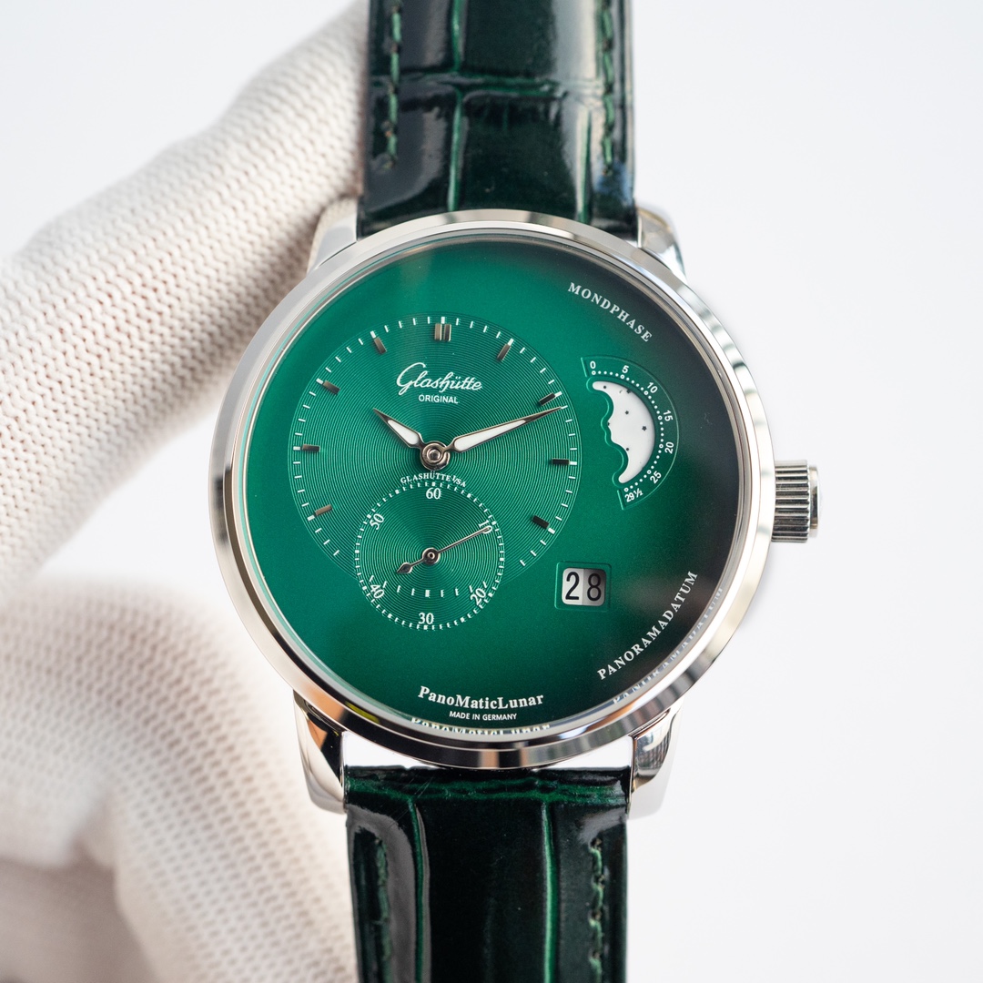 NO:149256,Glashütte's original eccentric series 1-90-02 watch, purchased the original product for 3 years to create, perfectly restore the three-quarter German movement of Cal.90-02, with a wonderful presentation of the double jump calendar. The 3/4 movement is polished in an exquisite manner, and the daily phase is run normally at 2 o'clock, with a size of 40mm, and the blue steel hand is quenched and burned. The dial layout follows the golden ratio. The hour/minute dial and the small second hand are still located on the left side of the dial, with the center of the circle vertically aligned, and the large date and exquisite moon phase display are respectively below and above right. The rhodium-plated silver hour scale is located below the blue steel hour, minute hand and second hand. The unique large date display, and the moon phase displays the silver moon and stars in the dial are embedded in the deep blue night sky, making the watch more perfect. The watch adopts a 3/4 ply plated design, and the function of the 3/4 ply plated is to carry the time wheel system.  During the assembly process, multiple mandrels must be aligned at the same time, and can only be accomplished with firm hands, caution and a lot of time and effort. Compared with the traditional structure composed of several bridge plates, the 3/4 clamp greatly improves the stability of the movement. In addition, the 3/4 clamp not only reduces the wheelbase tolerance of the gears, but also makes the movement more resistant to stains. You deserve the BBA on the wrist.,,glashutte,gold19860909格拉苏蒂原创偏心系列1-90-02款腕表,购置原装历时3年开模打造,完美的还原Cal.90-02四分之三德式机芯,双跳大日历精彩呈现,3/4机芯打磨精美无比,2点位置日相正常运行,尺寸40mm,淬火烧蓝钢指针.表盘的布局遵循黄金分割比例,小时/分钟刻度盘和小秒针表盘依然位于表盘偏左位置,圆心垂直对齐,大日期和精湛的月相显示分别在其下方和右上方.镀铑银色小时刻度位于蓝钢时针、分针和秒针之下,独特的大日期显示,月相显示盘中银色的月亮和星辰嵌在深蓝的夜空中,使该款腕表更加完美.腕表采用3/4夹板设计,3/4 夹板的作用是承载走时轮系, 在组装过程中,必须同时对准多个心轴的位置,唯有坚定的双手、小心谨慎与大量的时间心血才能完成. 比起以数个桥板构成的传统结构,3/4 夹板大大改善了机芯的稳定性. 此外,3/4 夹板不仅降低齿轮的轴距公差,也让机芯更抗污. 手腕上的BBA,您值得拥有.,,glashutte,gold,Watch