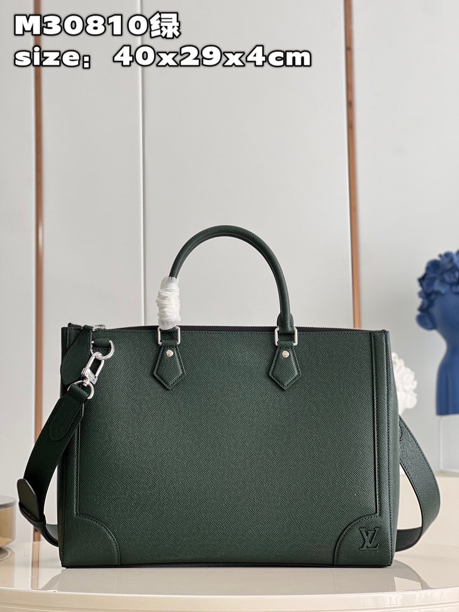 NO:401321,【Exclusive real photo M30810 green】 The new Slim briefcase is made of delicate texture Taga leather, injecting a trendy style into the classic design. The reinforced corners are in line with the traditional hard box, the metal LV logo is the finishing touch, equipped with adjustable shoulder straps and a dedicated laptop compartment. Dimensions 40 x 29 x 4 cm (length x height x width) Z.,LV [original leather],louis vuitton19860909【独家实拍 M30810绿】 全新 Slim 公文包取材纹理细腻的 Taga 皮革,为经典设计注入潮流风尚.加固边角与传统硬箱一脉相承,金属 LV 标识点睛细节,配有可调节肩带和专用笔记本电脑隔层.尺寸40 x 29 x 4 cm (长度 x 高 x 宽) Z.,LV【原厂皮】,louis vuitton,Bag