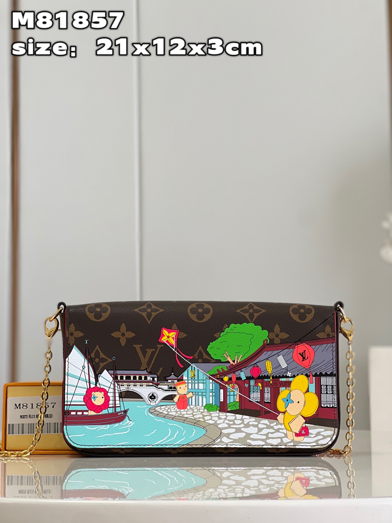 NO:399597,【Exclusive real shot M81857】Vivienne Holidays series launches this Félicie chain bag (Chinese limited edition) to witness the brand mascot embarking on a new journey. Monogram canvas depicts the scenery of Vivienne going to Chengdu boutiques, combining sampans, traditional Chinese architectural patterns and Monogram elements to create a fun collection. Size21x12x3cm Z.,LV [original leather],louis vuitton19860909【独家实拍 M81857】Vivienne Holidays 系列推出此款 Félicie 链条包（中国限定款）,见证品牌吉祥物开启崭新旅程.Monogram 帆布描绘 Vivienne 去往成都精品店之景,融合舢板、传统中式建筑图案和 Monogram 元素,成就趣味典藏之选.size21x12x3cm Z.,LV【原厂皮】,louis vuitton,Bag