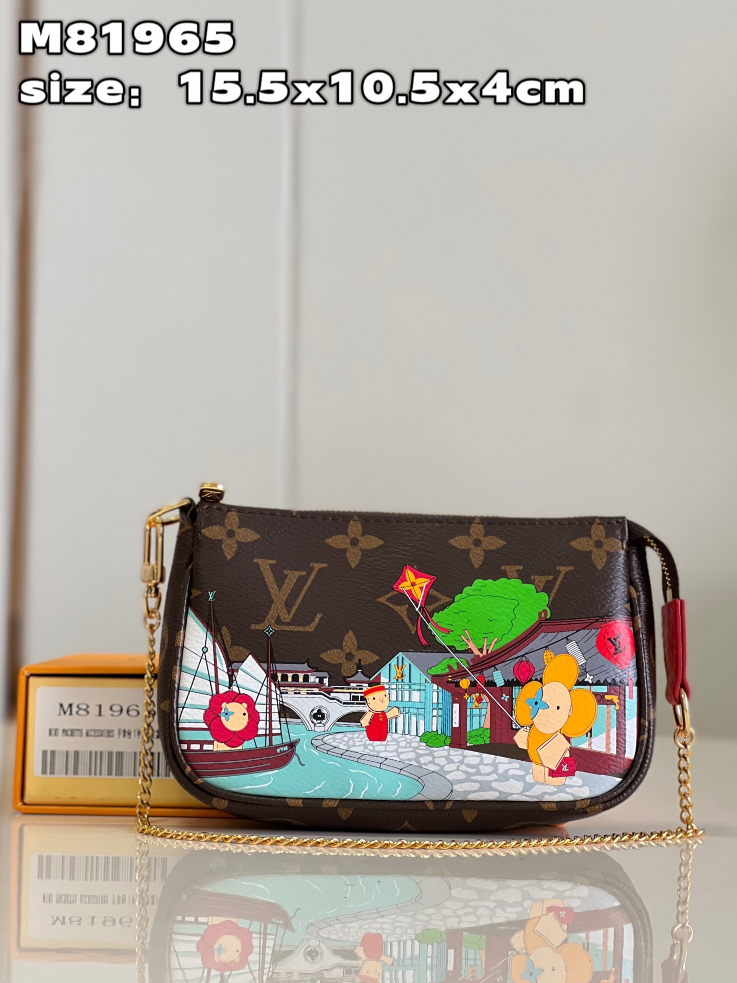 NO:399599,【Exclusive real shot M81965】Vivienne Holidays series records the brand's mascot's journey around the world. This Mini Pochette Accessoire clutch (a limited edition in China) depicts Vivienne holding Monogram floral kites, passing by a water sampan, and walking towards the Louis Vuitton Chengdu boutique, providing Monogram enthusiasts with collection or gifts.size15.5x10.5x4cm Z.,LV [original leather],louis vuitton,louis vuitton,handbag19860909【独家实拍 M81965】Vivienne Holidays 系列记录品牌吉祥物的环游世界之旅.此款 Mini Pochette Accessoire 手拿包（中国限定款）描绘 Vivienne 手牵 Monogram 花卉风筝、路过水上舢板,走向路易威登成都精品店之景,为 Monogram 爱好者提供收藏或赠礼佳选.size15.5x10.5x4cm Z.,LV【原厂皮】,louis vuitton,louis vuitton,handbag,Bag