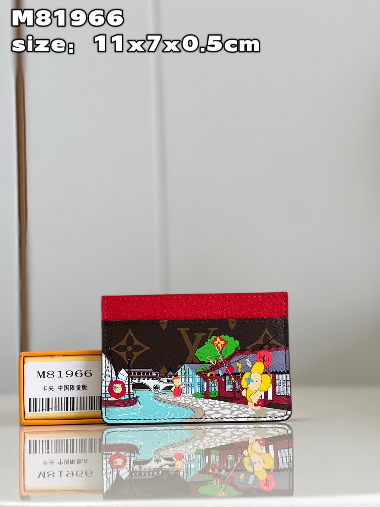 NO:399601,【Exclusive real shot M81966】Vivienne Holidays series launches limited-edge card clips (Chinese limited versions), witnessing the view of the brand's mascot Vivienne visiting Chengdu boutiques, and uses colorful prints to depict sampans, Chinese lanterns and Monogram elements. Monogram canvas creates a slim configuration, creating a collection or gift selection.size11x7x0.5cm Z.220,LV [original leather],louis vuitton19860909【独家实拍 M81966】Vivienne Holidays 系列推出限定款卡夹（中国限定款）,见证品牌吉祥物 Vivienne 到访成都精品店之景,以缤纷印花描绘舢板、中式灯笼和 Monogram 元素.Monogram 帆布塑造纤薄构型,成就收藏或赠礼佳选.size11x7x0.5cm Z.220,LV【原厂皮】,louis vuitton,Bag