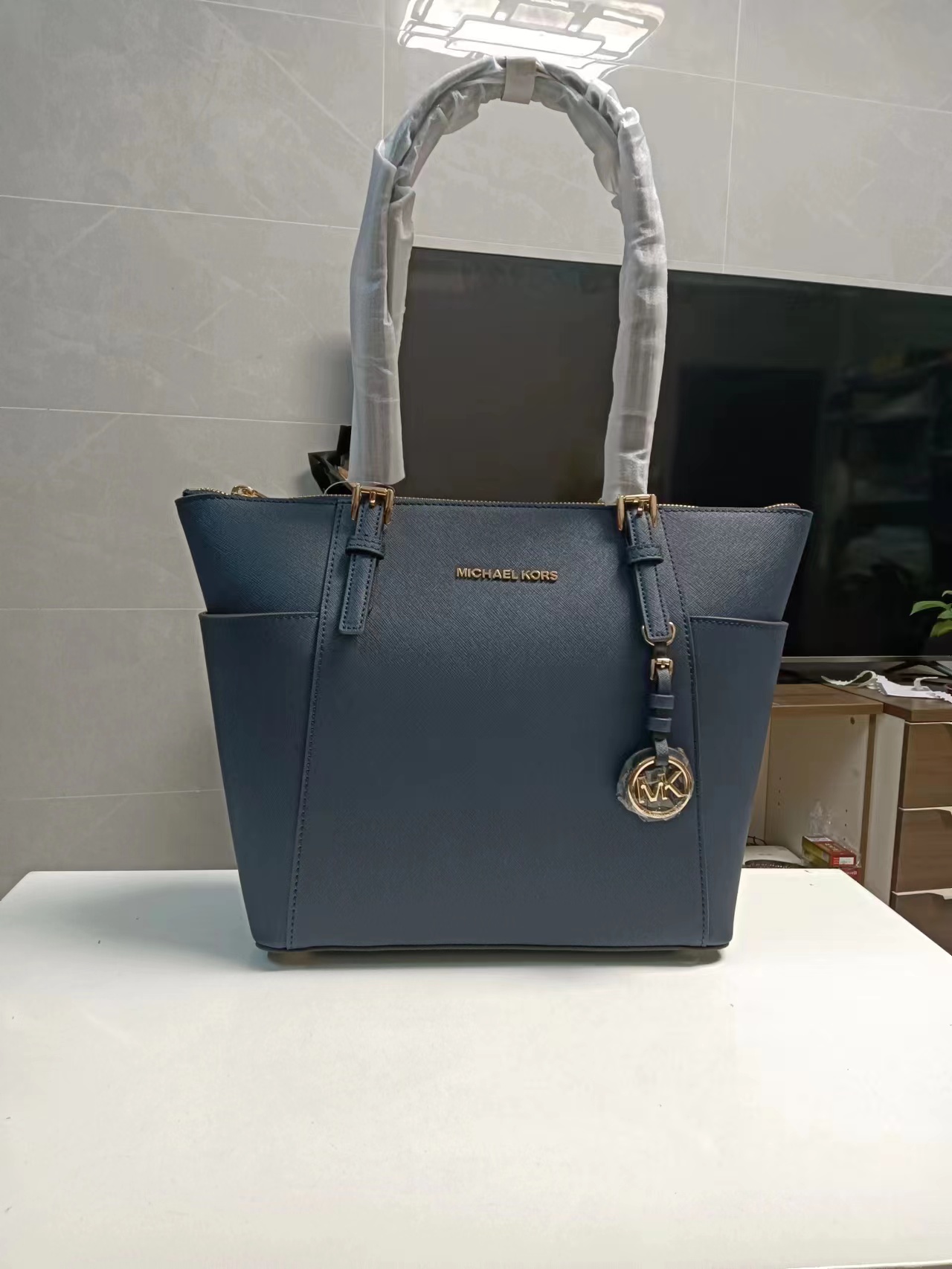 Michael Kors MK、 耳朵购物袋、深兰有货，～