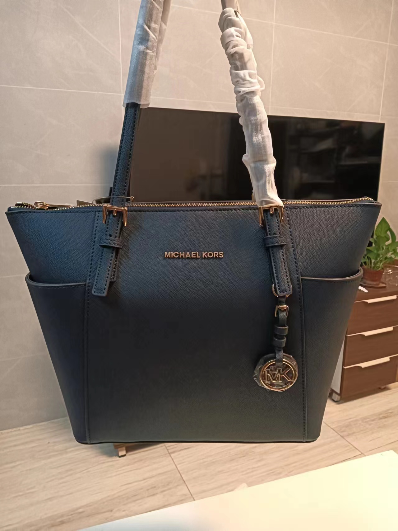 Michael Kors MK、 耳朵购物袋、深兰有货，～