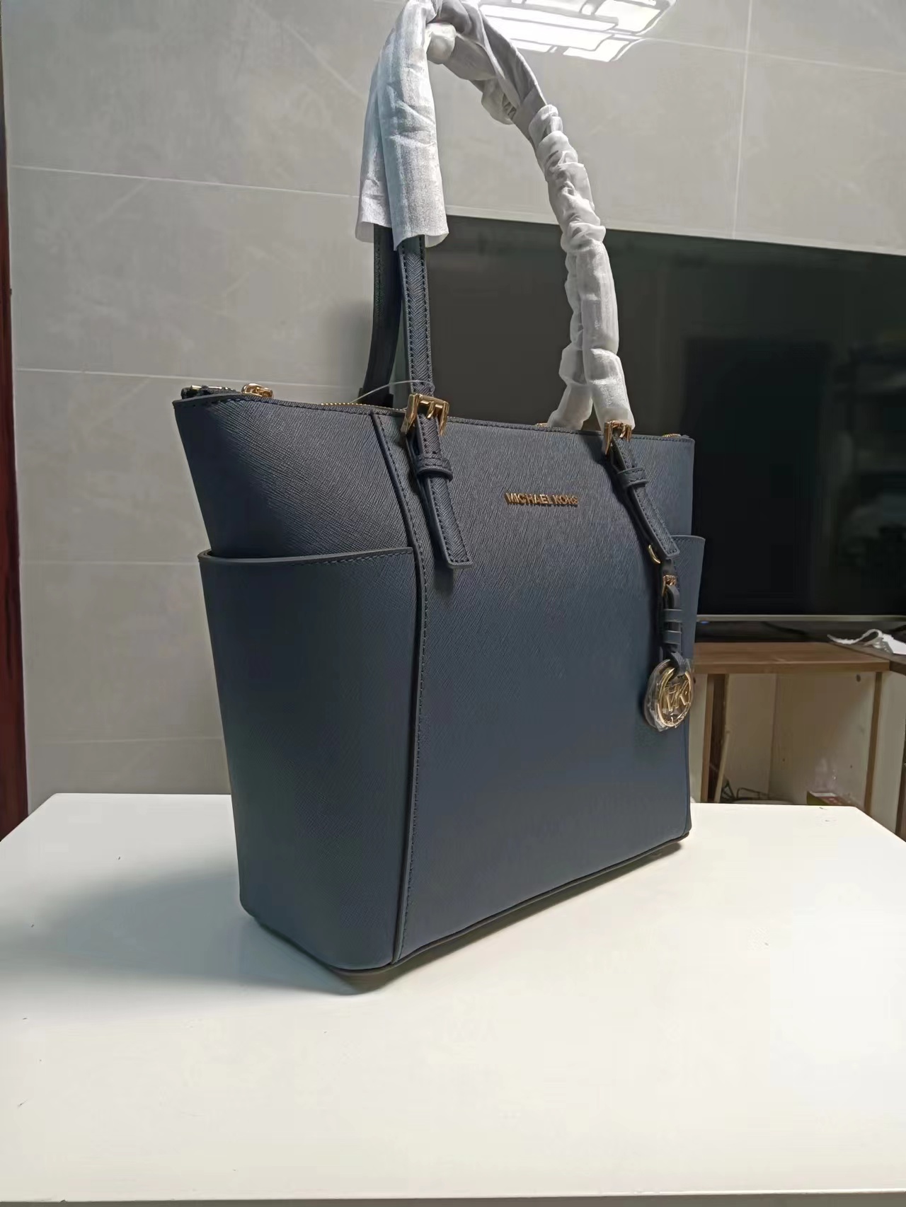 Michael Kors MK、 耳朵购物袋、深兰有货，～