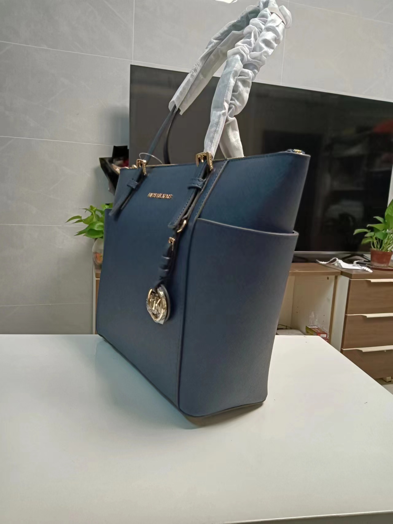 Michael Kors MK、 耳朵购物袋、深兰有货，～