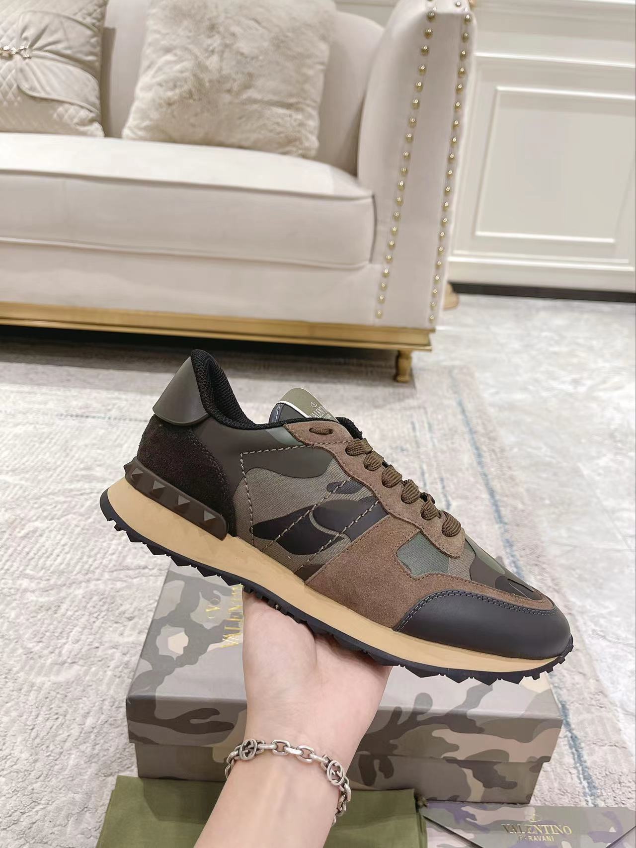 NO:780982,Real-price top version VALEN@TINO classic rivet star series original cowhide, lining and insole. The insole is made of high-elastic latex. It is good-looking and durable, has always been trendy, gentleman style, super comfortable and easy to wear. Comes with original packaging (in stock) 38-45 (46 custom-made), valentino, cowhide19860909实价顶级版本VALEN@TINO经典铆钉星星系列原版牛皮、内里及鞋垫,鞋垫采用高弹乳胶铺垫,好看耐穿、潮流指数一直都是、绅士款、超级舒适好穿 配原版包装（现货）38-45（46定做）,,valentino,cowhide,Men's shoes