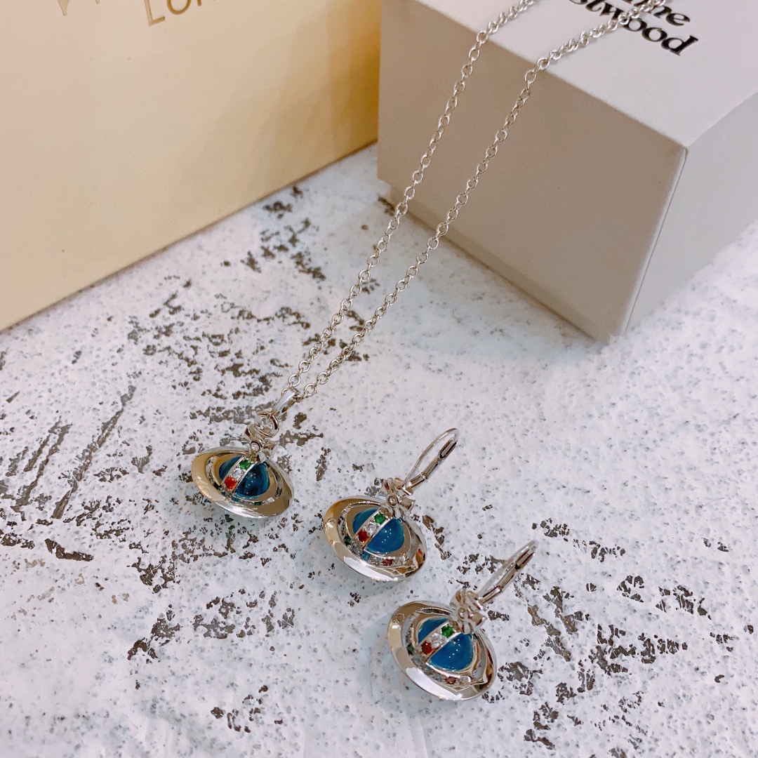 NO:103485,vivienne westwood Queen Mother Vivian Saturn Earring Necklace!  British fashion designer, mother of punk in fashion!  Fashionable and trendy style, powerful quality, super beautiful design!  The simple and elegant embroidery logo is exquisite. There is no need to worry about not looking good because of the new design of classic elements!  The perfect choice for gifts, fully showing the personality style. The quality is very high, the whole jewelry gives people a big brand aura and is very exquisite, making the whole person's level improves several levels, definitely worth buying, Empress Dowager Cereals, earrings, necklace19860909vivienne westwood西太后薇薇安土星耳环项链！英国时装设计师,时装的朋克之母！时尚潮流风格,品质强大,超美的设计！简约大气刺绣Logo精致这个款不用担心不好看,因为经典的元素洋气的新设计！赠礼的完美之选,充分展现个性风范.品质非常整个首饰给人大牌气场的同时又非常精致,让整个人的层次提升好几个level绝对值得入手,西太后耳钉,earrings,necklace,Jewelry