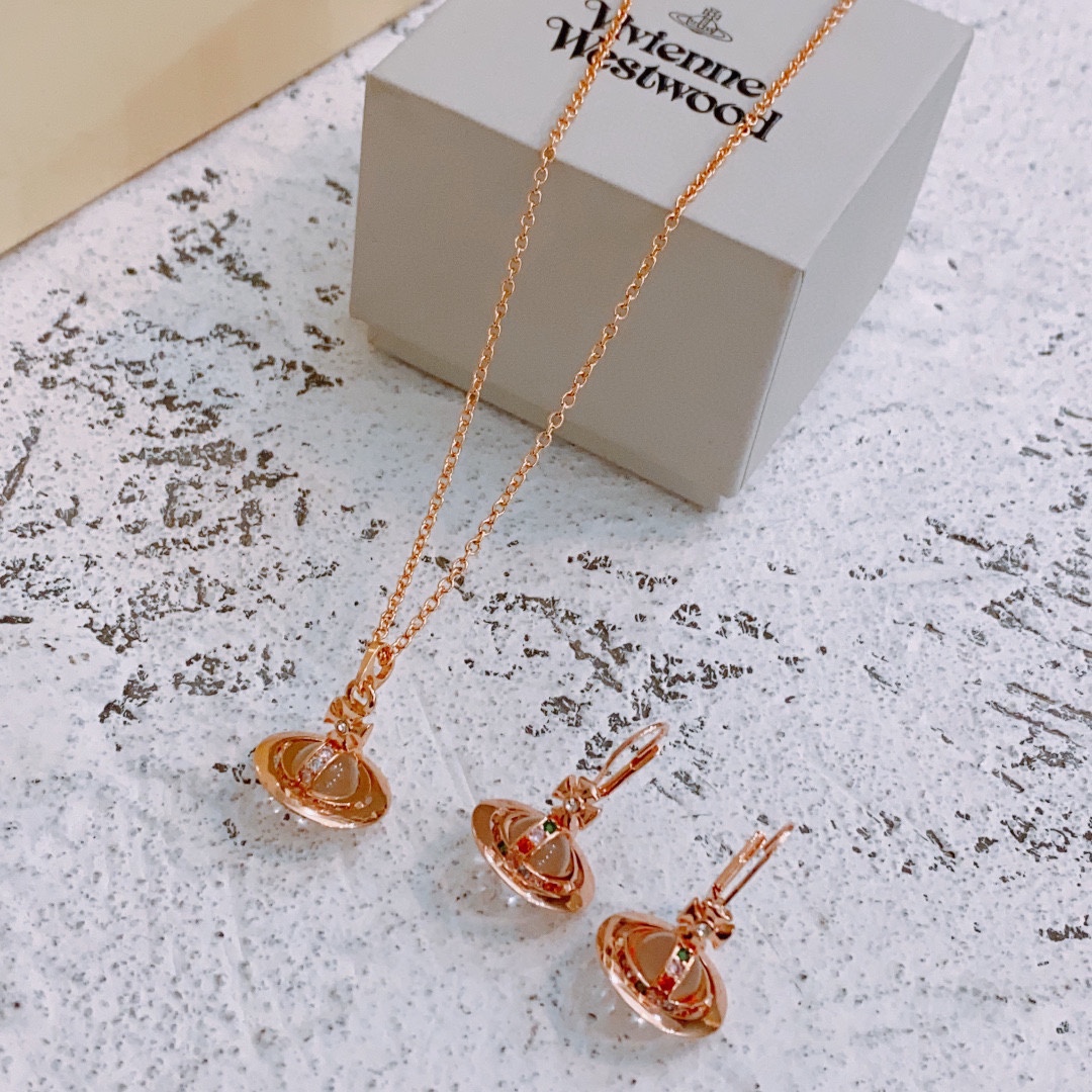 NO:103494,vivienne westwood Queen Mother Vivian Saturn Earring Necklace!  British fashion designer, mother of punk in fashion!  Fashionable and trendy style, powerful quality, super beautiful design!  The simple and elegant embroidery logo is exquisite. There is no need to worry about not looking good because of the new design of classic elements!  The perfect choice for gifts, fully showing the personality style. The quality is very high, the whole jewelry gives people a big brand aura and is very exquisite, making the whole person's level improves several levels, definitely worth buying, Queen Mother Cixi, earrings, necklace19860909vivienne westwood西太后薇薇安土星耳环项链！英国时装设计师,时装的朋克之母！时尚潮流风格,品质强大,超美的设计！简约大气刺绣Logo精致这个款不用担心不好看,因为经典的元素洋气的新设计！赠礼的完美之选,充分展现个性风范.品质非常整个首饰给人大牌气场的同时又非常精致,让整个人的层次提升好几个level绝对值得入手,西太后,earrings,necklace,Jewelry