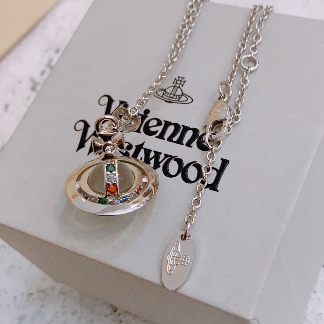 NO:103498,vivienne westwood Queen Mother Vivian Saturn Earring Necklace!  British fashion designer, mother of punk in fashion!  Fashionable and trendy style, powerful quality, super beautiful design!  The simple and elegant embroidery logo is exquisite. There is no need to worry about not looking good because of the new design of classic elements!  The perfect choice for gifts, fully showing the personality style. The quality is very high, the whole jewelry gives people a big brand aura and is very exquisite, making the whole person's level improves several levels, definitely worth buying, Queen Mother's necklace, earrings, necklace19860909vivienne westwood西太后薇薇安土星耳环项链！英国时装设计师,时装的朋克之母！时尚潮流风格,品质强大,超美的设计！简约大气刺绣Logo精致这个款不用担心不好看,因为经典的元素洋气的新设计！赠礼的完美之选,充分展现个性风范.品质非常整个首饰给人大牌气场的同时又非常精致,让整个人的层次提升好几个level绝对值得入手,西太后项链,earrings,necklace,Jewelry