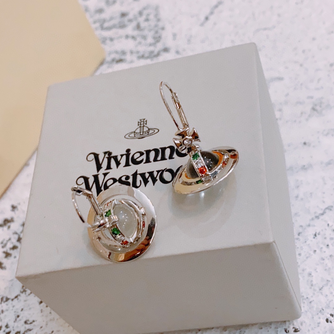 NO:103500,vivienne westwood Queen Mother Vivian Saturn Earring Necklace!  British fashion designer, mother of punk in fashion!  Fashionable and trendy style, powerful quality, super beautiful design!  The simple and elegant embroidery logo is exquisite. There is no need to worry about not looking good because of the new design of classic elements!  The perfect choice for gifts, fully showing the personality style. The quality is very high, the whole jewelry gives people a big brand aura and is very exquisite, making the whole person's level improves several levels, definitely worth buying, Empress Dowager Cereals, earrings, necklace19860909vivienne westwood西太后薇薇安土星耳环项链！英国时装设计师,时装的朋克之母！时尚潮流风格,品质强大,超美的设计！简约大气刺绣Logo精致这个款不用担心不好看,因为经典的元素洋气的新设计！赠礼的完美之选,充分展现个性风范.品质非常整个首饰给人大牌气场的同时又非常精致,让整个人的层次提升好几个level绝对值得入手,西太后耳钉,earrings,necklace,Jewelry