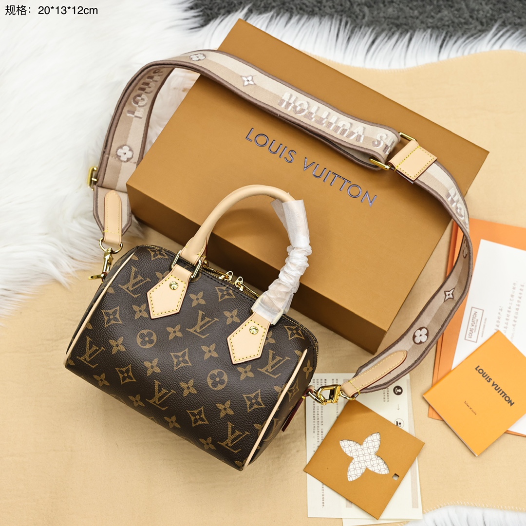 LV Speedy枕头包(新配色) 以标志性 Damier Ebène 帆布制成的,手袋尽显经典的路易威登迷人魅力,该包无论手提肩背或斜背,都令使用者流露无尽优雅,新颖彩色肩背带更是时尚潮流,新版肩带可拆卸可调节. 规格: 20*13*12cm