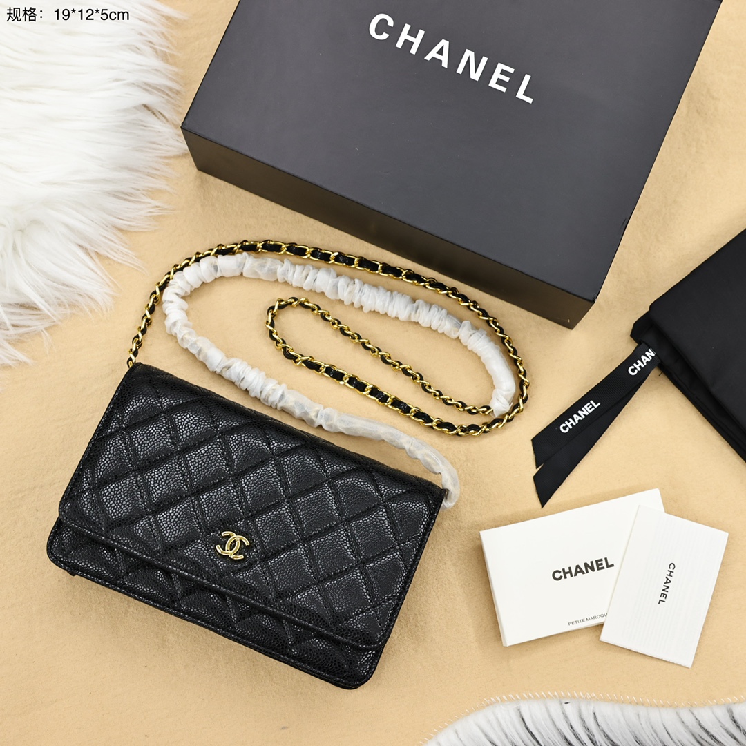 香奈儿经典Woc发财包💰220
采用头层牛皮,配精美金属链条的装饰,显得格外突出的味道与奢华高贵,鎏金复古金属质感肩带,上身后超显大气,别看小小的这个很能装哦,包内有卡位,拉链位,零钱位,小巧实用。
规格:19*12*5cm