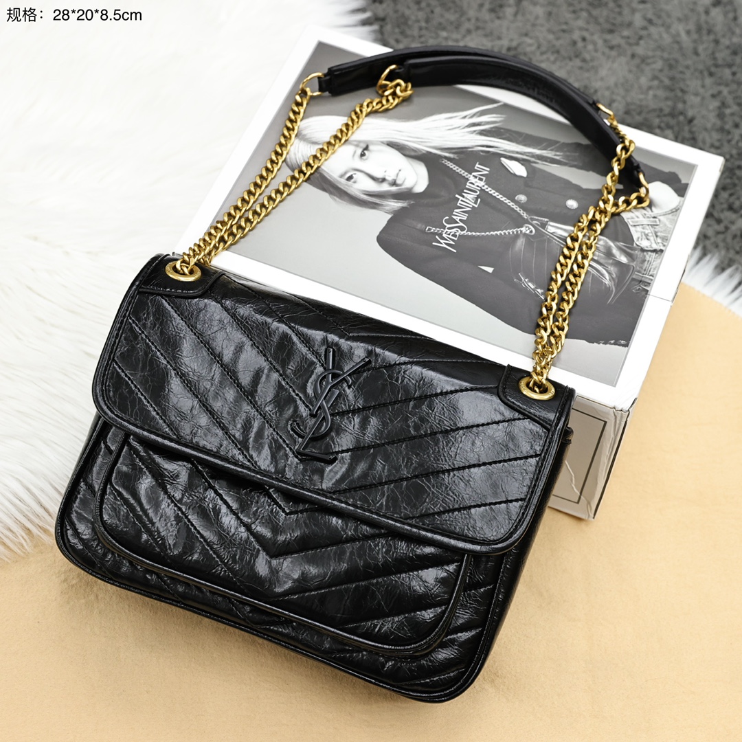 ysl圣罗兰 niki金链💰260 严选品质
饰以皮革包覆型YSL字母标志,搭配可转换链条与皮革肩背带和中央隔层,以及背面开放式口袋,非常的方便实用,搭配休闲款或者正式一点的衣服都没问题,这款的经典是人尽皆知,优雅又时尚,高颜又实用,俘获了超多明星博主的心。
规格:28*20*8.5cm
