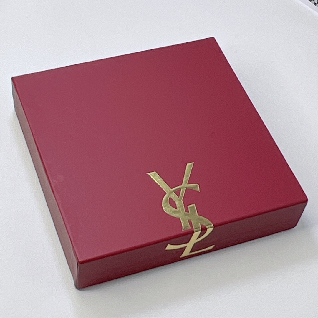Set de cuatro miniaturas de perfume de Yves Saint Laurent, caja roja, 30ml cada una, con atomizador. Aromas: Libre, Opi…