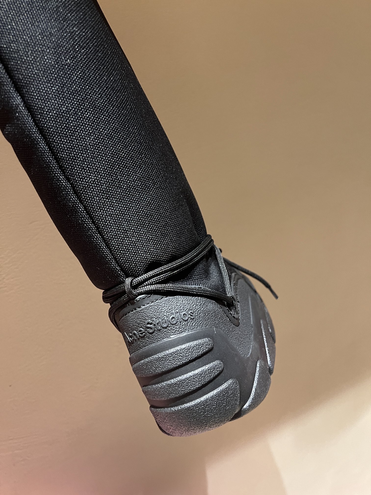 Top Edition Snow Boots: Acne Studios Winter Snack with Unique Shoelace Style - 图片 6