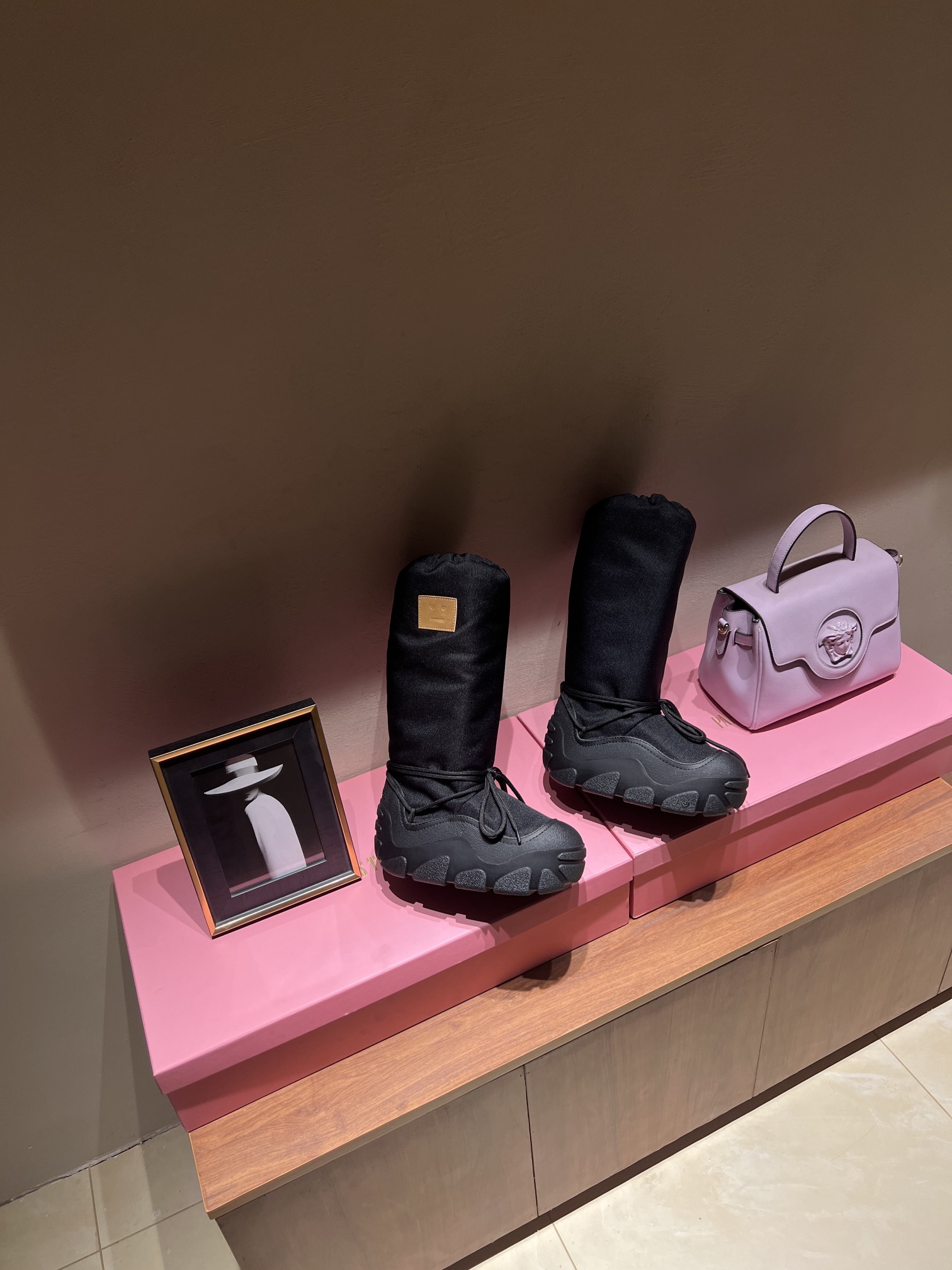 Top Edition Snow Boots: Acne Studios Winter Snack with Unique Shoelace Style - 图片 4