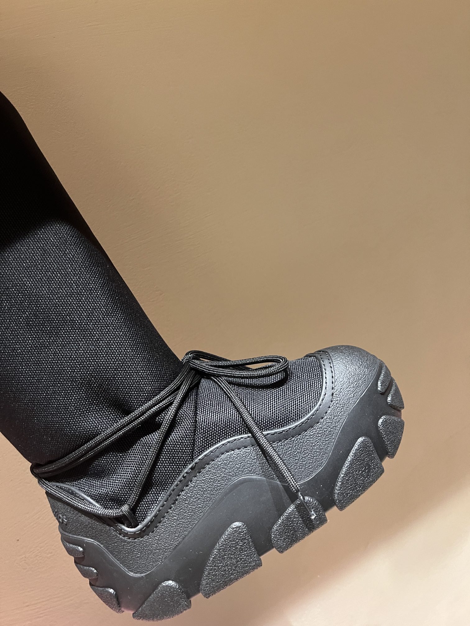 Top Edition Snow Boots: Acne Studios Winter Snack with Unique Shoelace Style - 图片 5