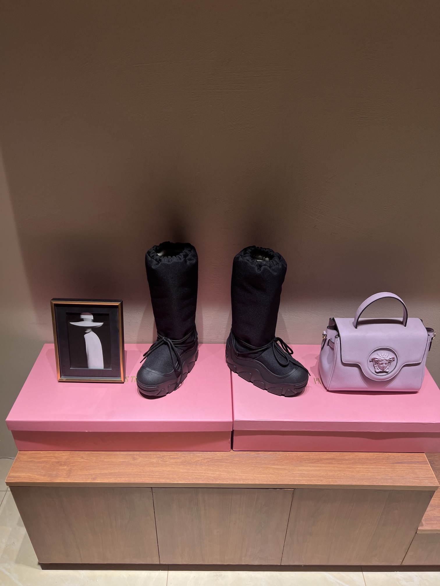 Top Edition Snow Boots: Acne Studios Winter Snack with Unique Shoelace Style - 图片 3