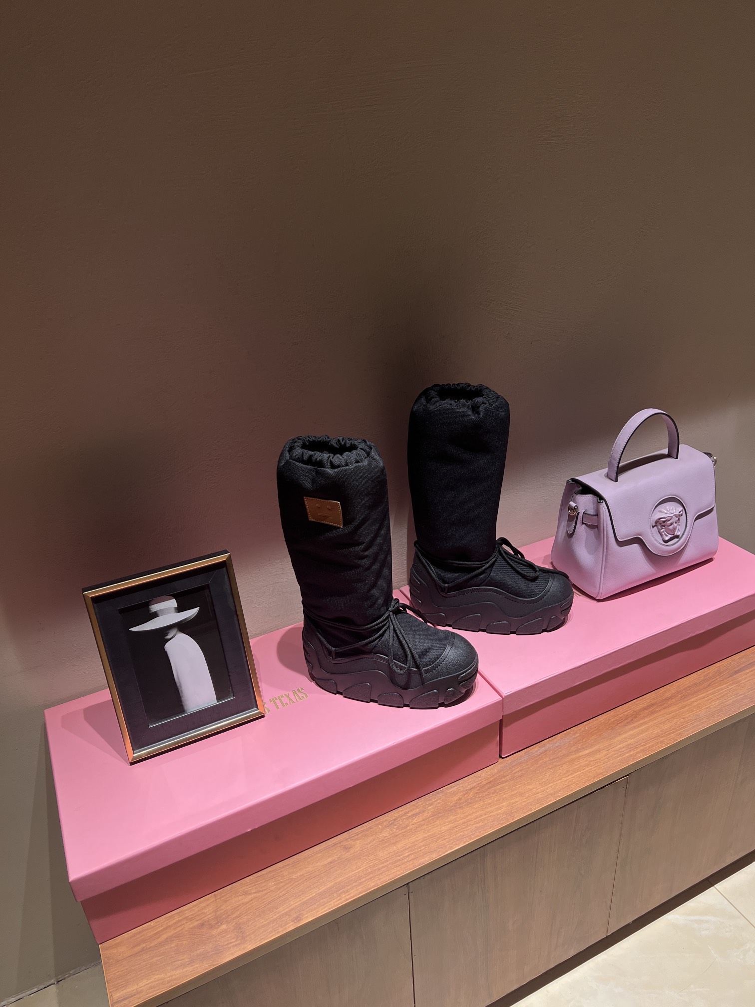 Top Edition Snow Boots: Acne Studios Winter Snack with Unique Shoelace Style - 图片 1