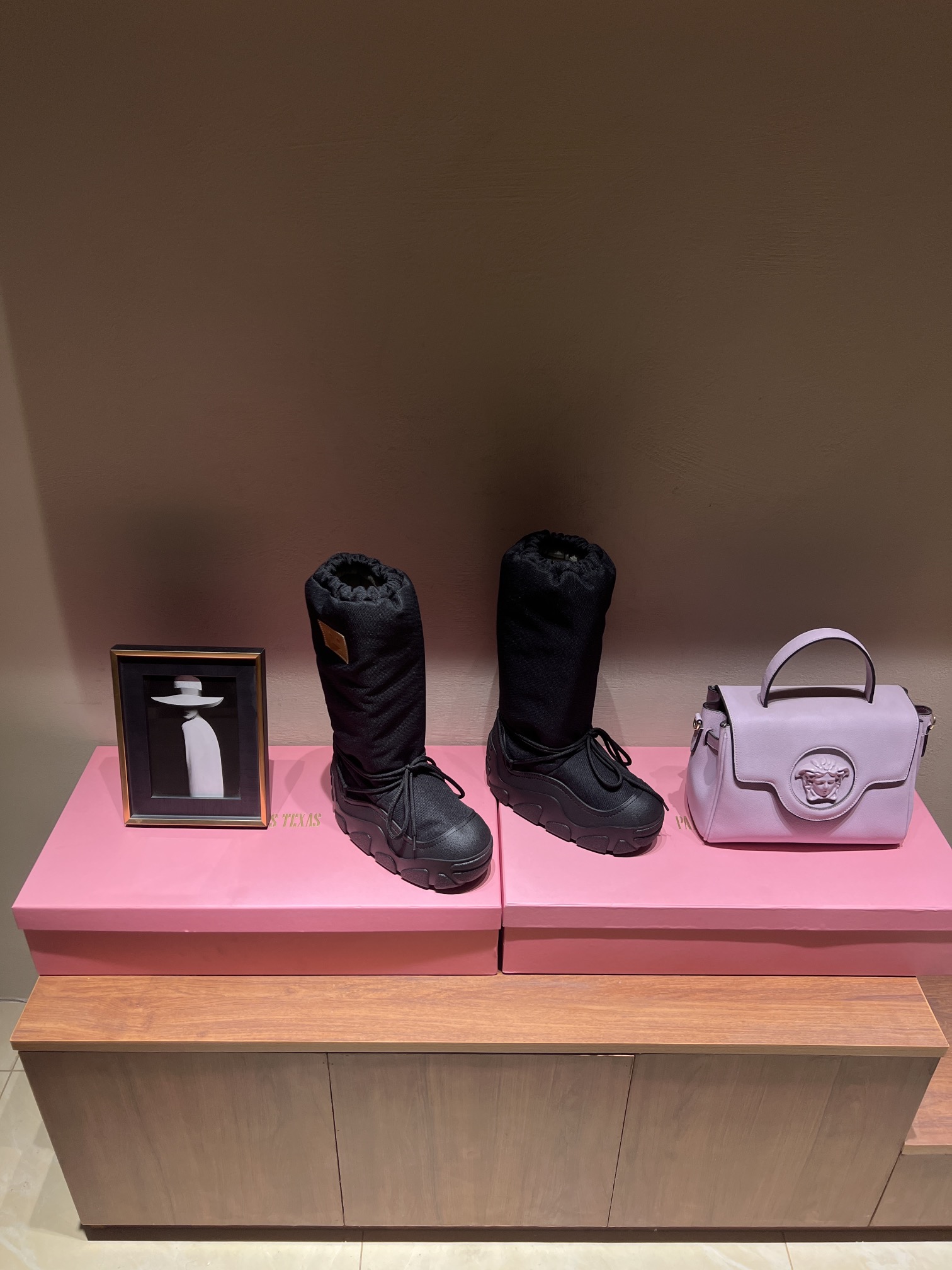 Top Edition Snow Boots: Acne Studios Winter Snack with Unique Shoelace Style - 图片 2