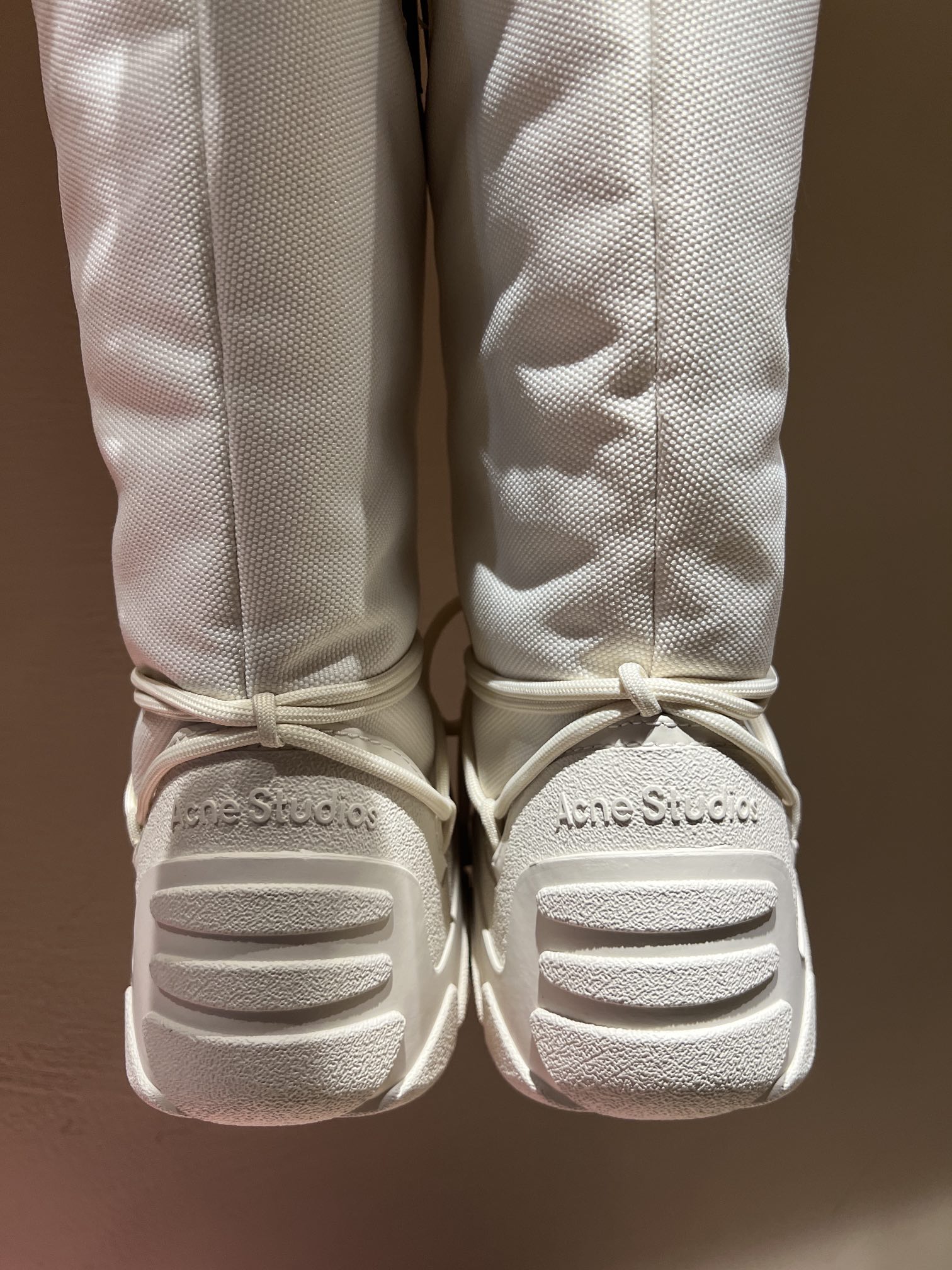 Acne Studios Snow Boots: Top Edition Winter Snack with Unique Shoelace Style - 图片 6