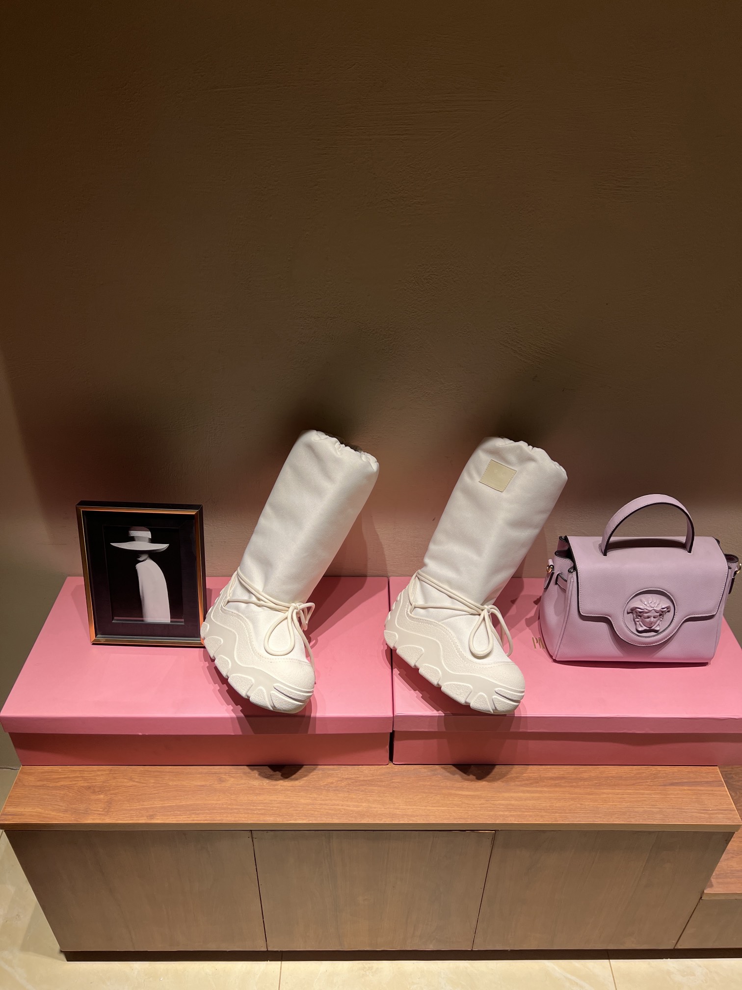 Acne Studios Snow Boots: Top Edition Winter Snack with Unique Shoelace Style - 图片 2