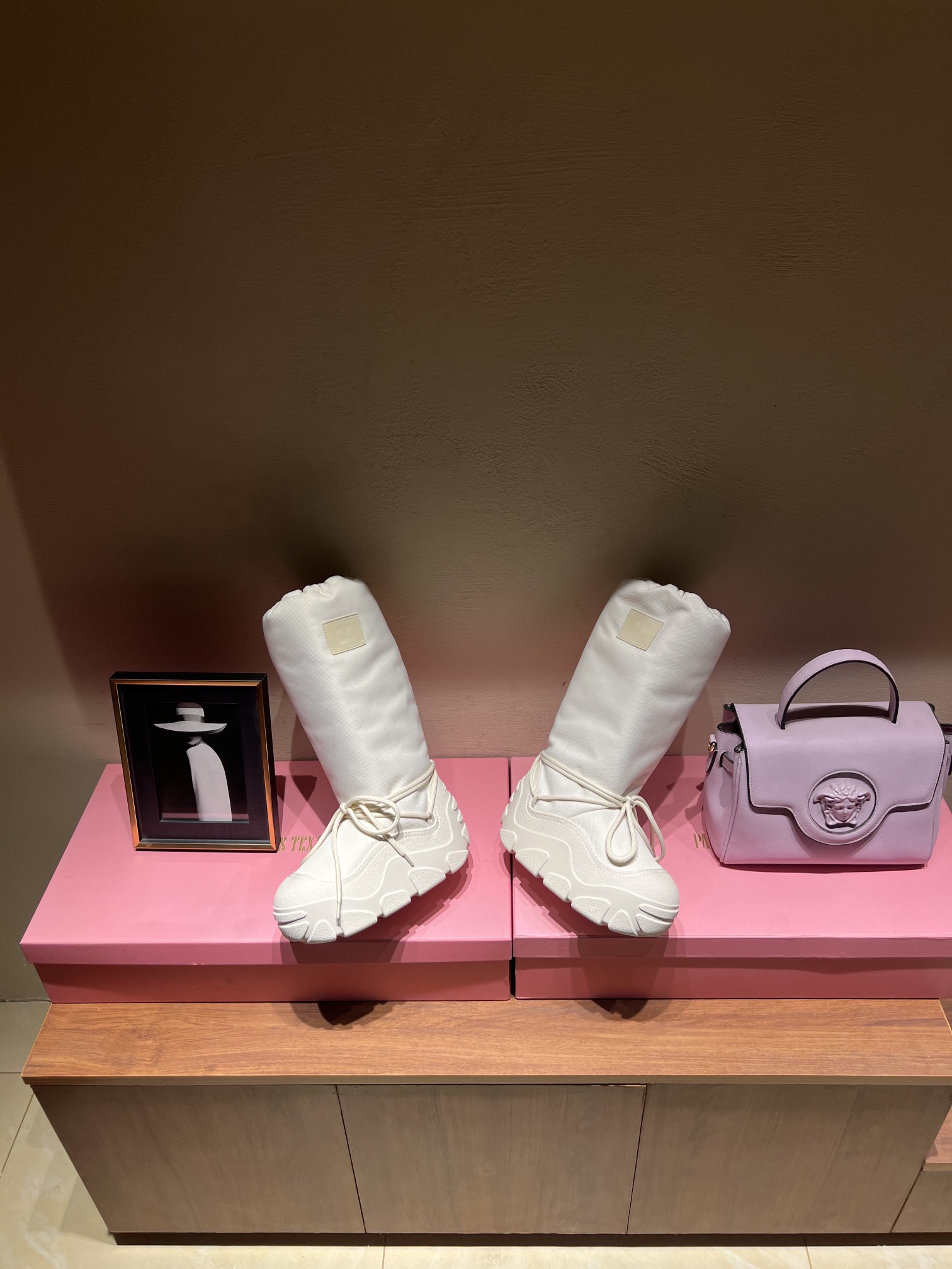 Acne Studios Snow Boots: Top Edition Winter Snack with Unique Shoelace Style - 图片 3