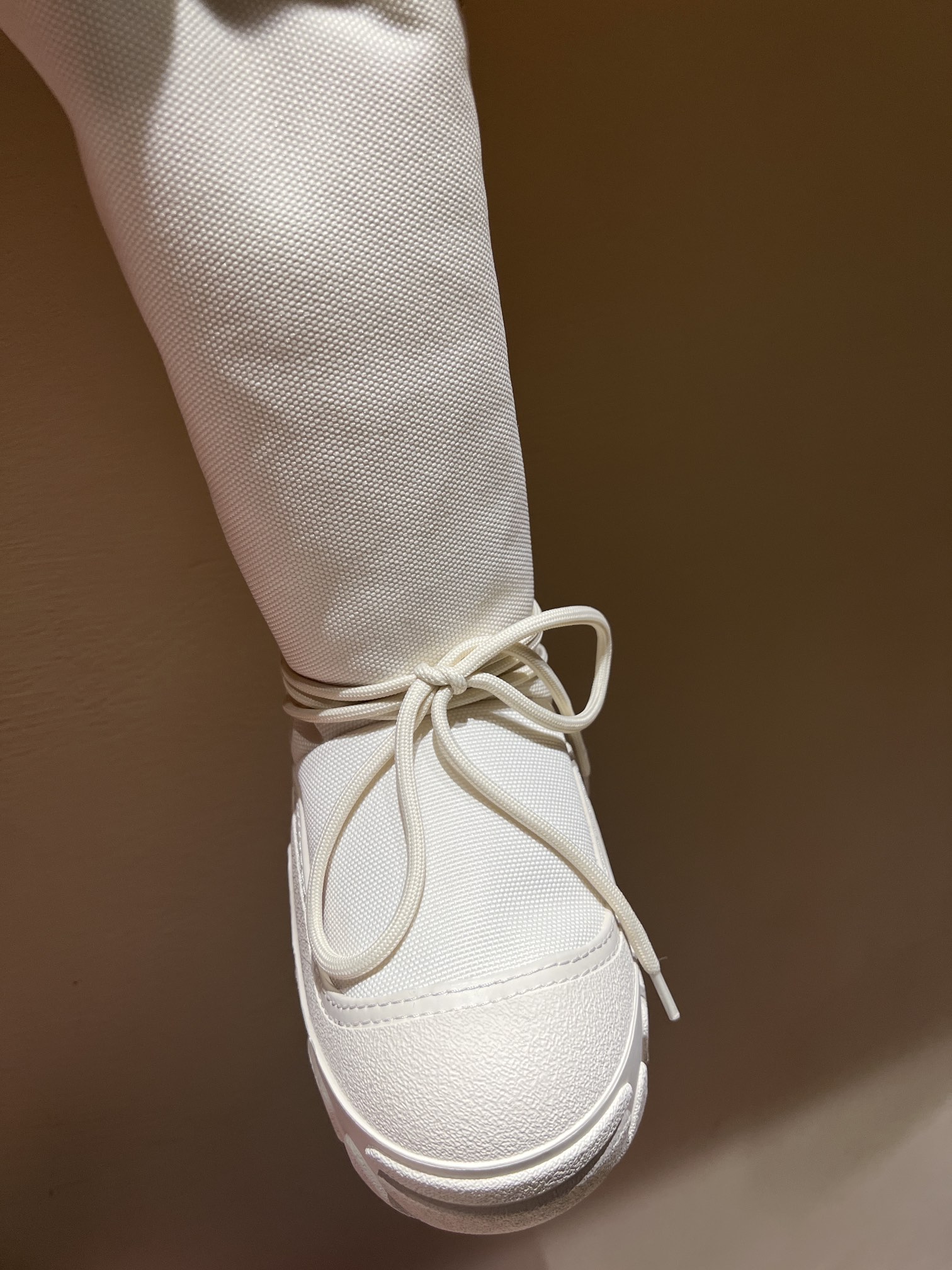 Acne Studios Snow Boots: Top Edition Winter Snack with Unique Shoelace Style - 图片 4